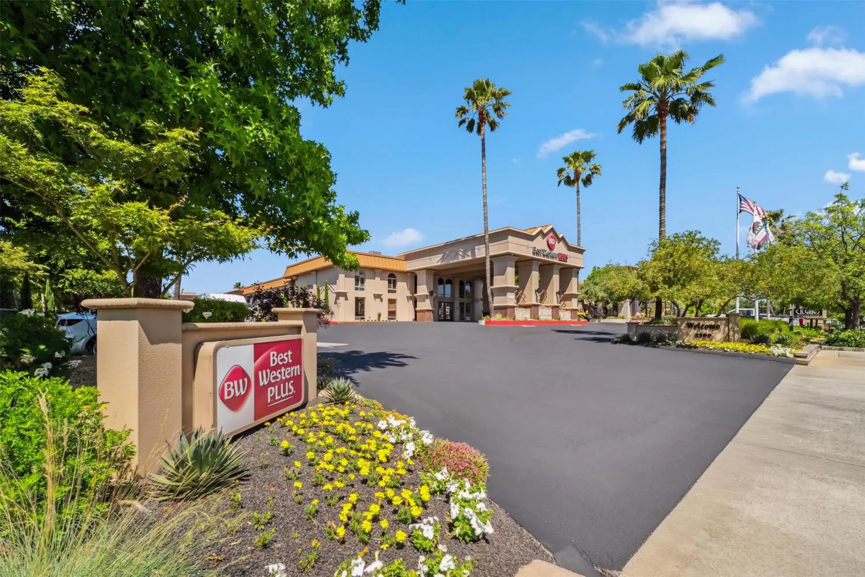 Property building in Best Western Plus Hilltop Inn Property building in Best Western Plus Hilltop Inn