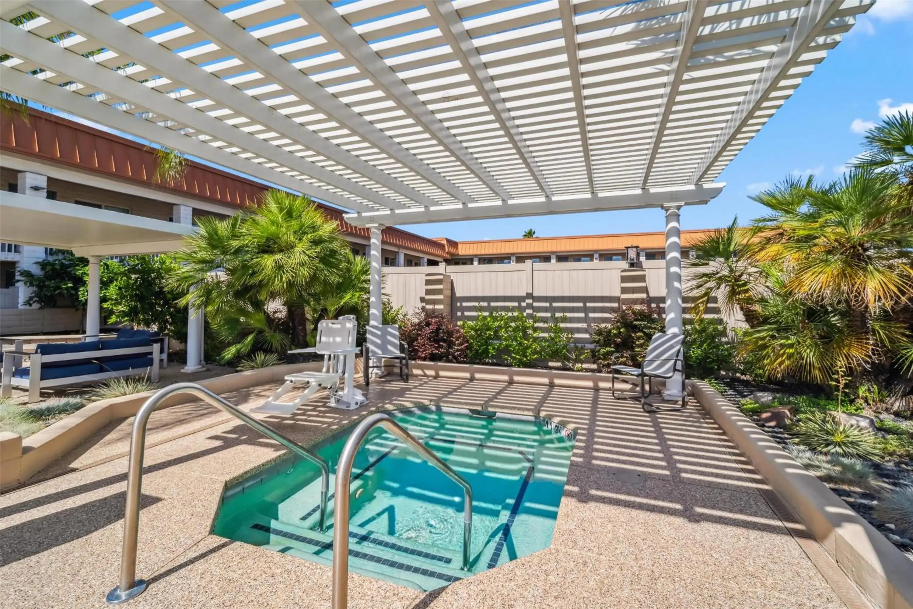 Pool view in Best Western Plus Hilltop Inn Pool view in Best Western Plus Hilltop Inn