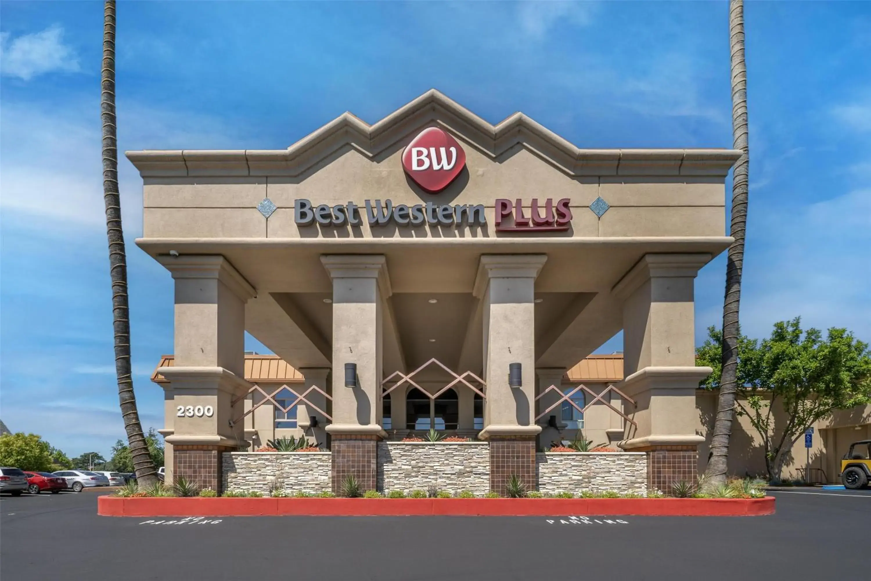 Property building in Best Western Plus Hilltop Inn Property building in Best Western Plus Hilltop Inn