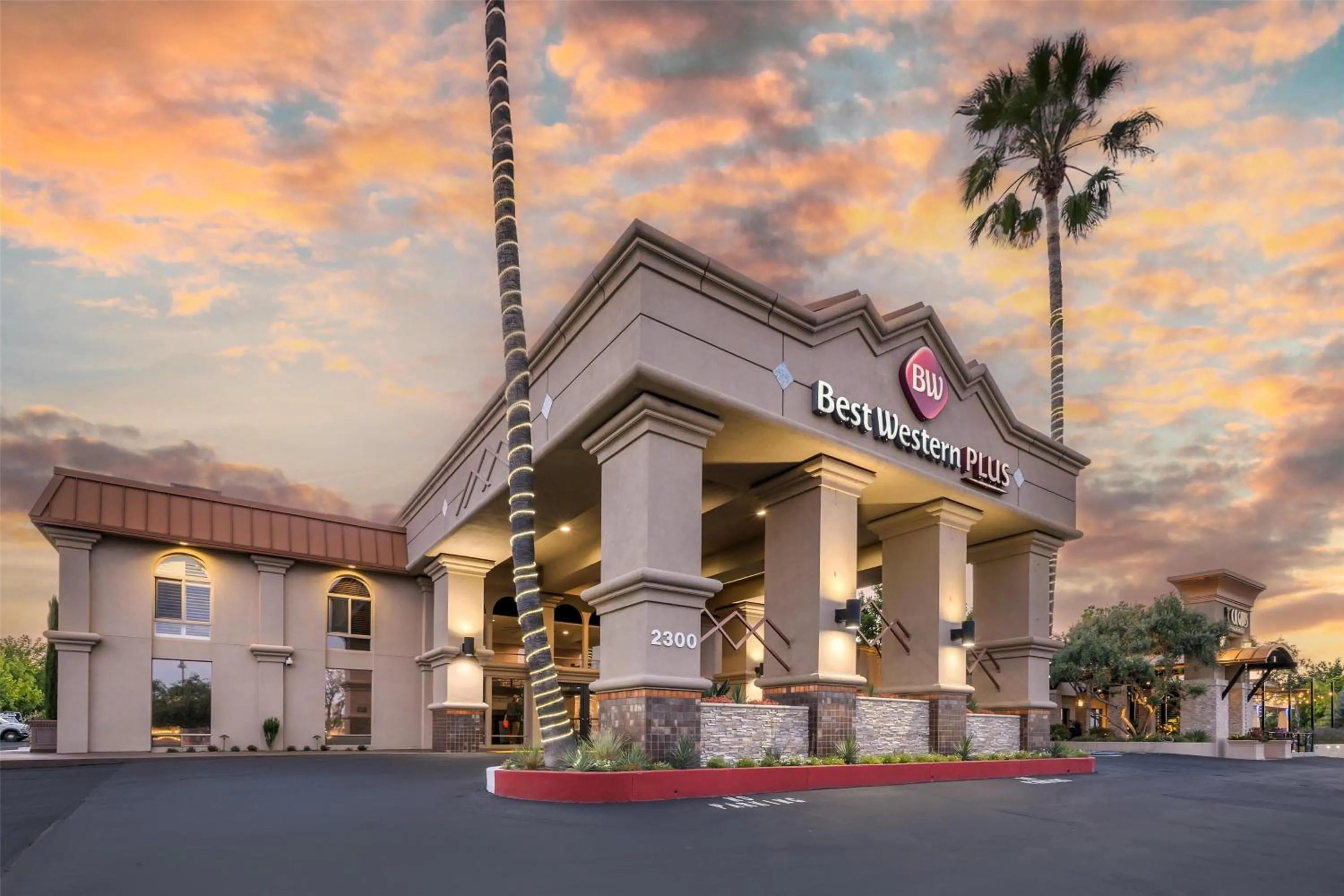 Property building in Best Western Plus Hilltop Inn