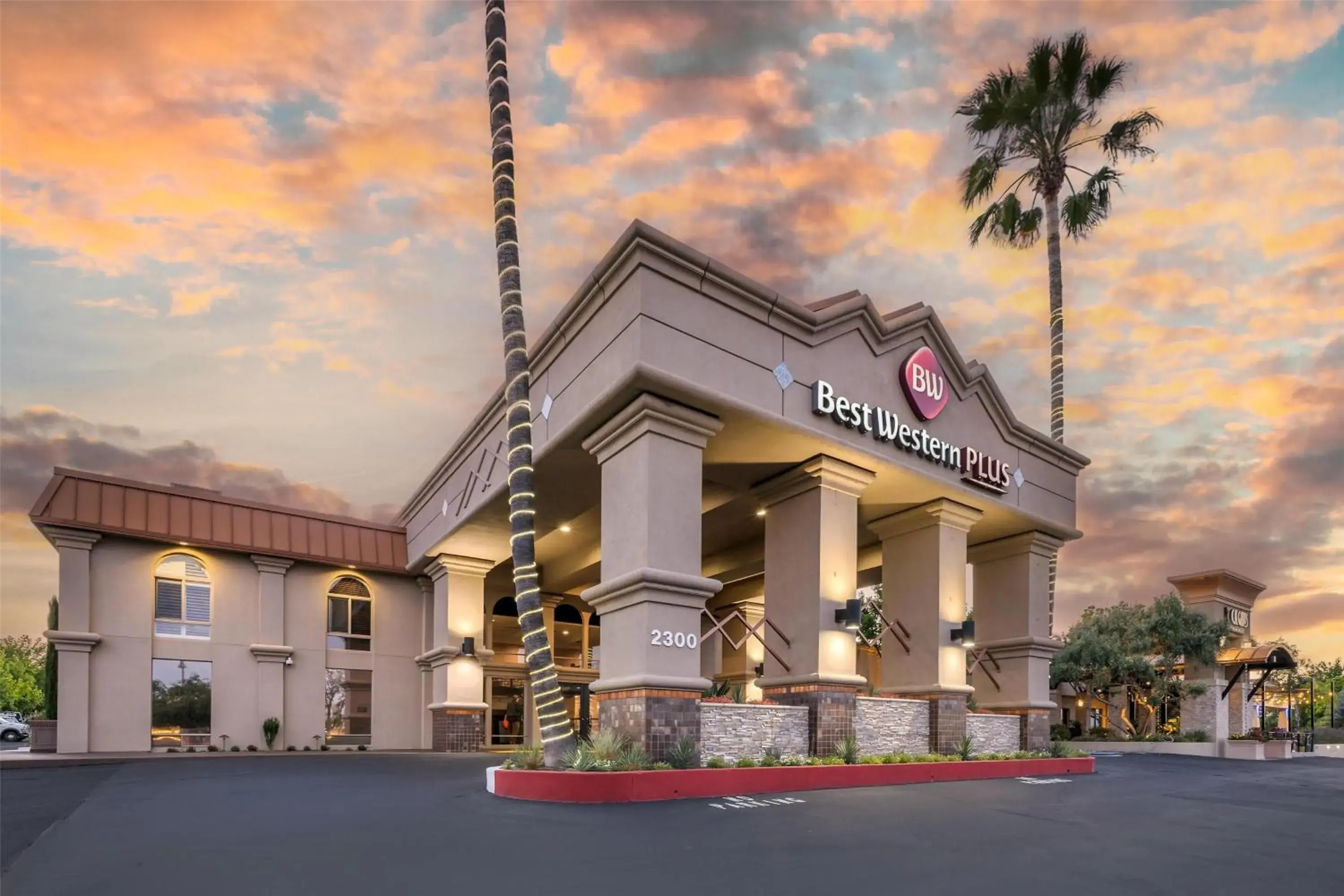 Property building in Best Western Plus Hilltop Inn Property building in Best Western Plus Hilltop Inn