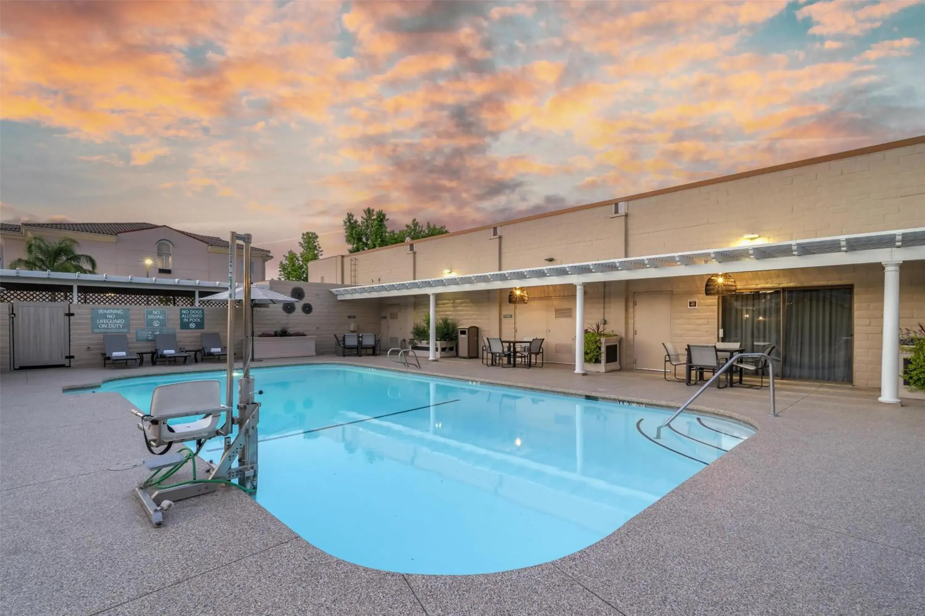 Pool view in Best Western Plus Hilltop Inn Pool view in Best Western Plus Hilltop Inn