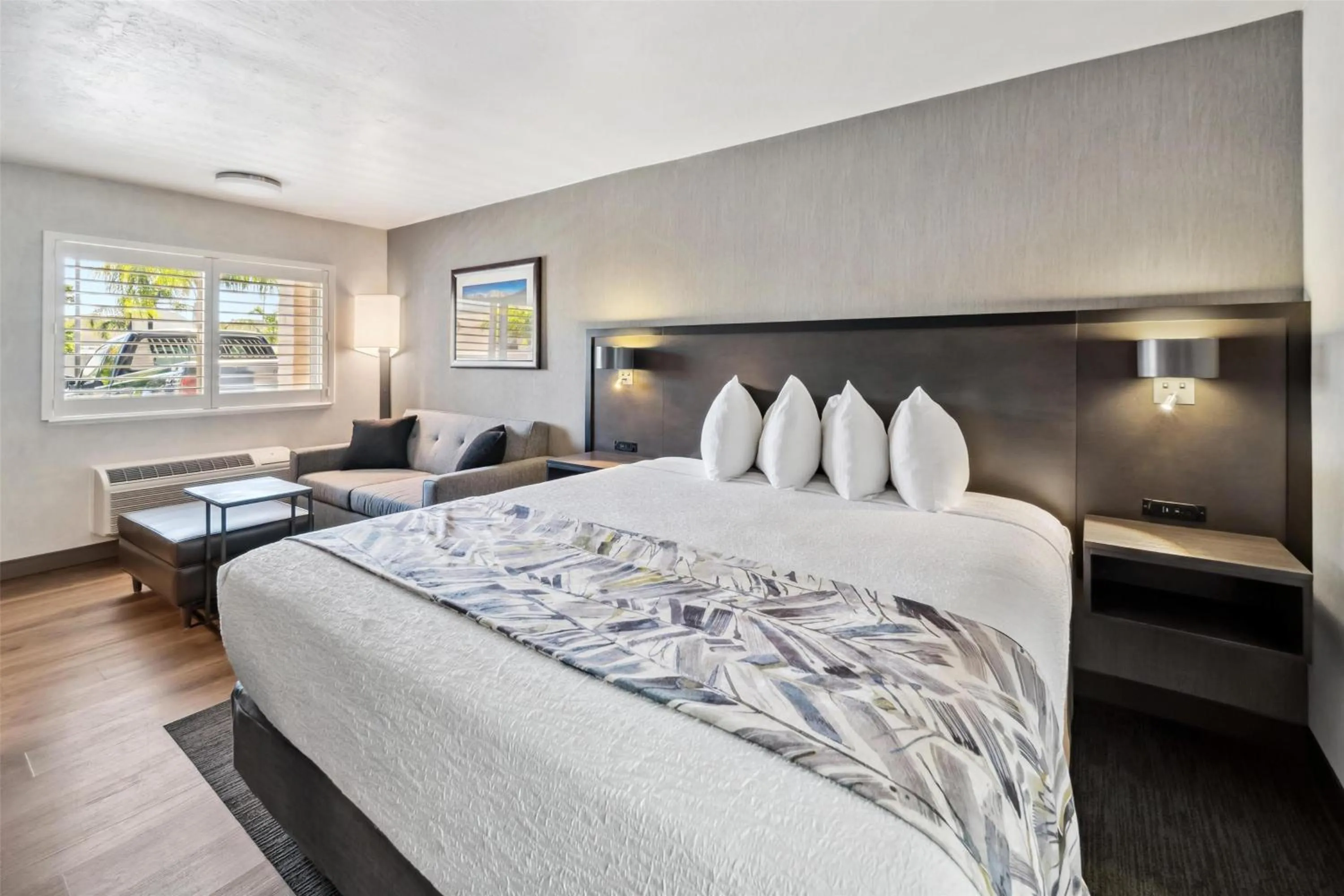 Bedroom, Bed in Best Western Plus Hilltop Inn