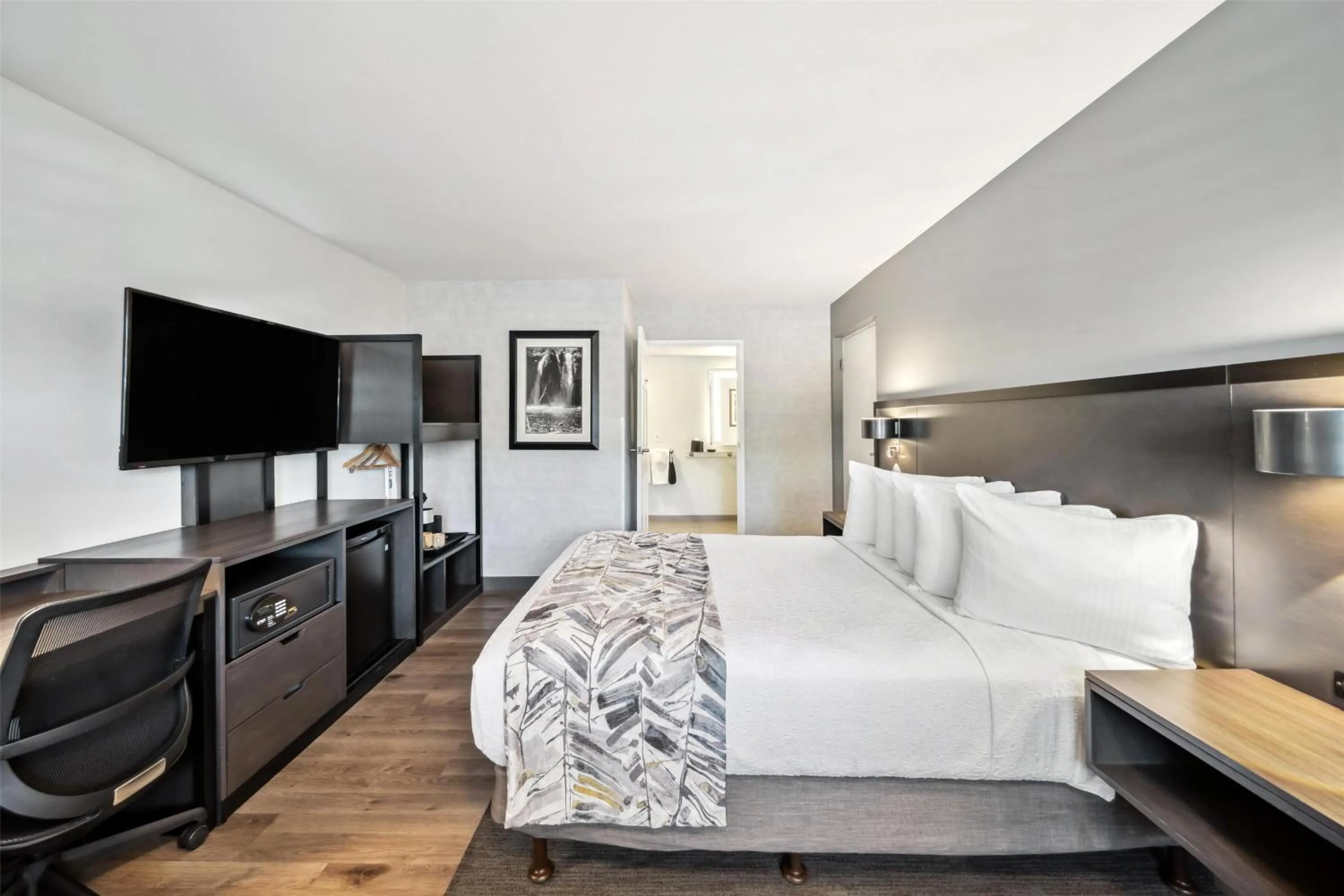 Bedroom, Bed in Best Western Plus Hilltop Inn