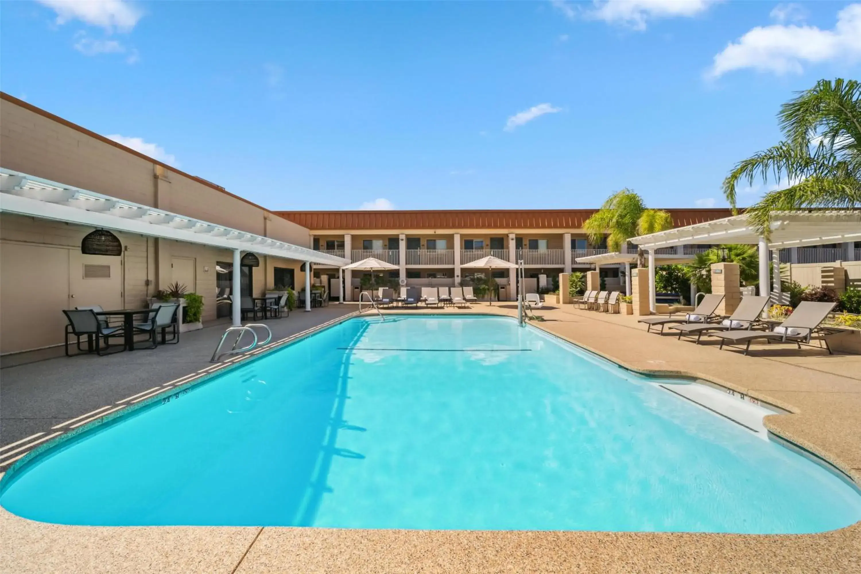 Pool view in Best Western Plus Hilltop Inn Pool view in Best Western Plus Hilltop Inn
