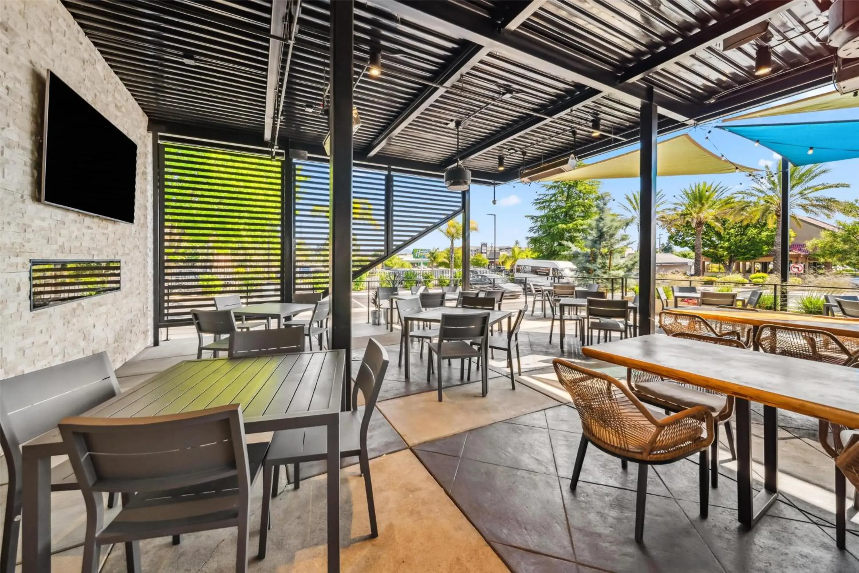 Property building in Best Western Plus Hilltop Inn Property building in Best Western Plus Hilltop Inn