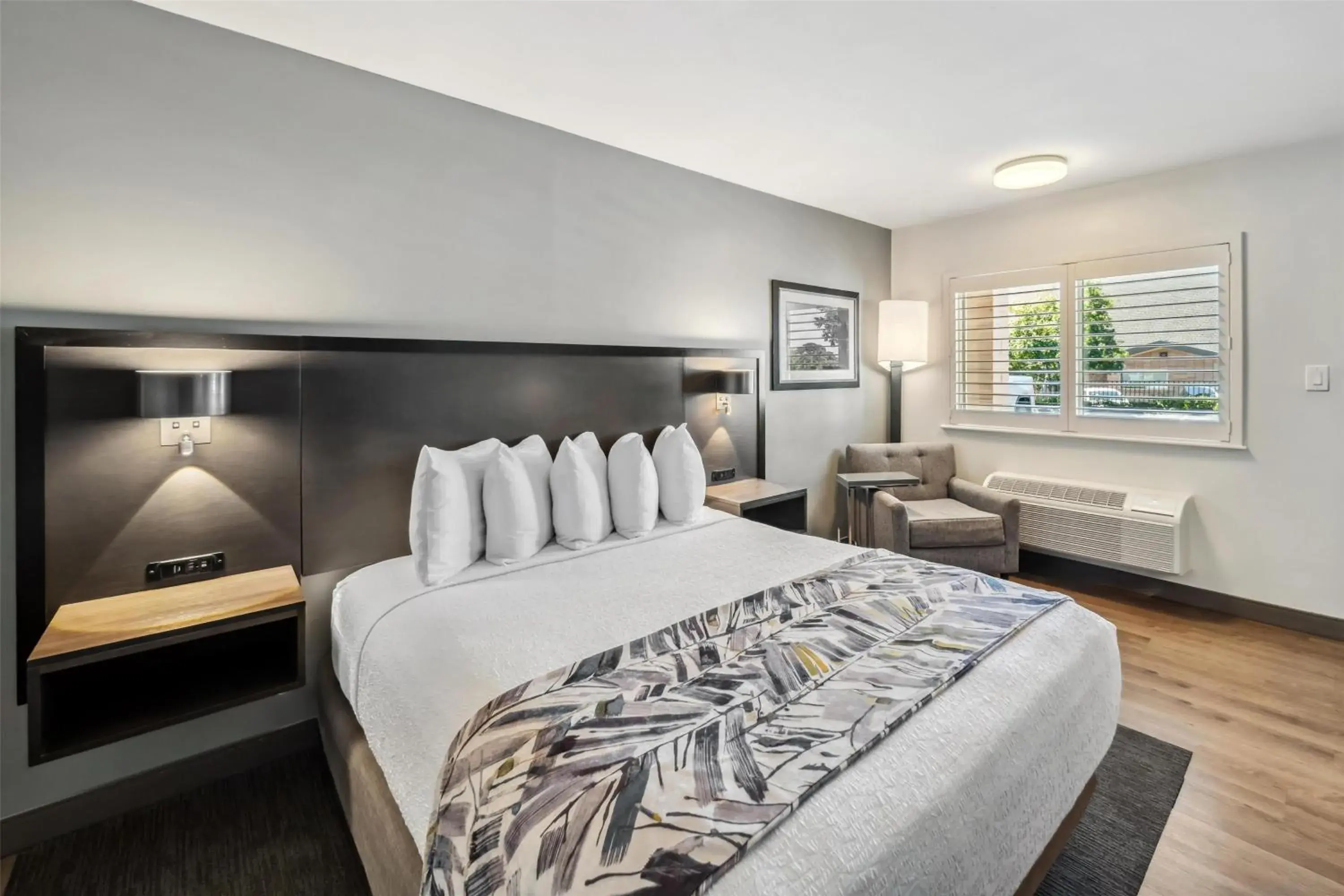 Executive Queen Room with Roll-In Shower - Mobility Accessible/Non-Smoking in Best Western Plus Hilltop Inn Executive Queen Room with Roll-In Shower - Mobility Accessible/Non-Smoking in Best Western Plus Hilltop Inn