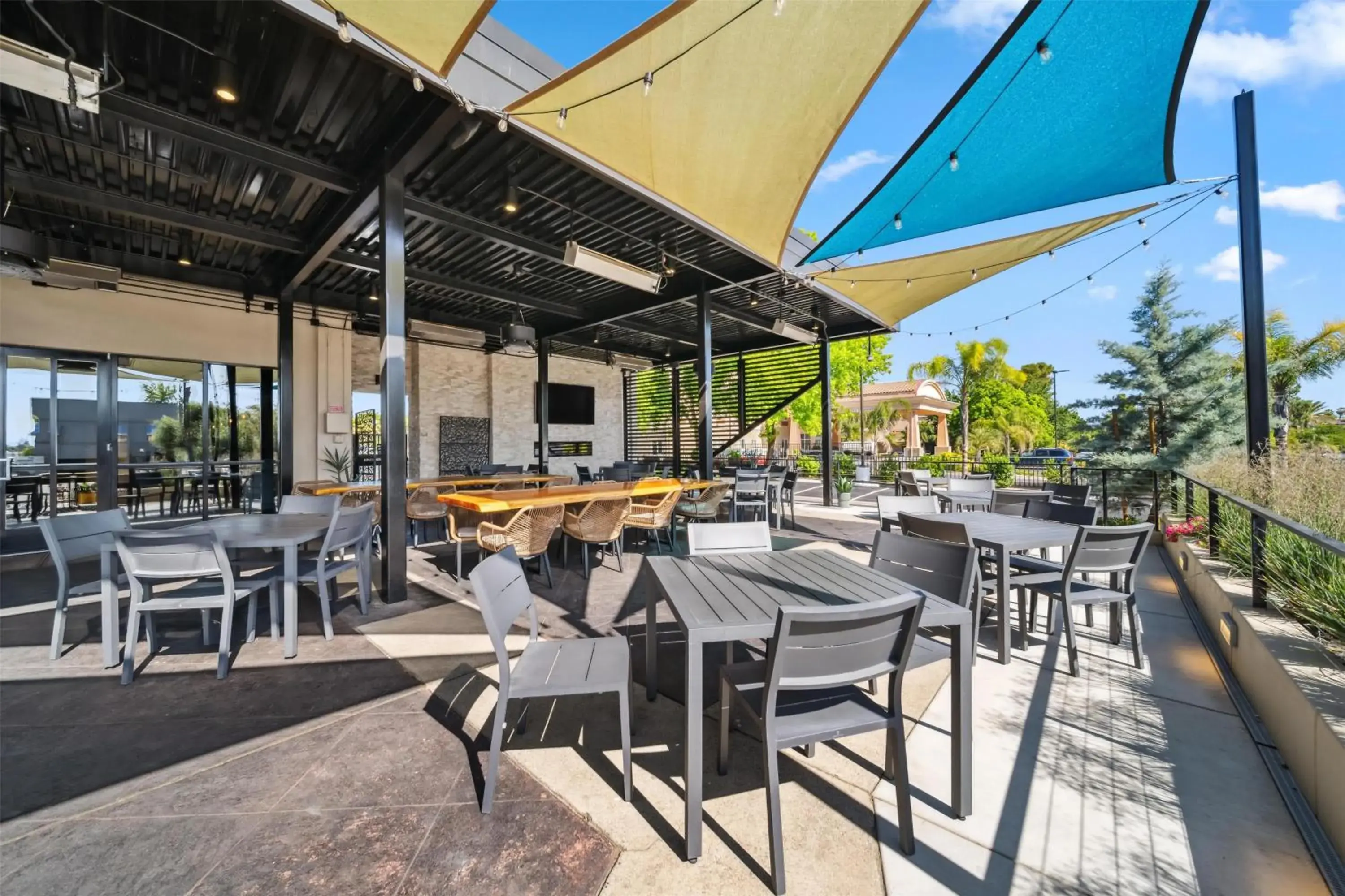 Property building in Best Western Plus Hilltop Inn Property building in Best Western Plus Hilltop Inn