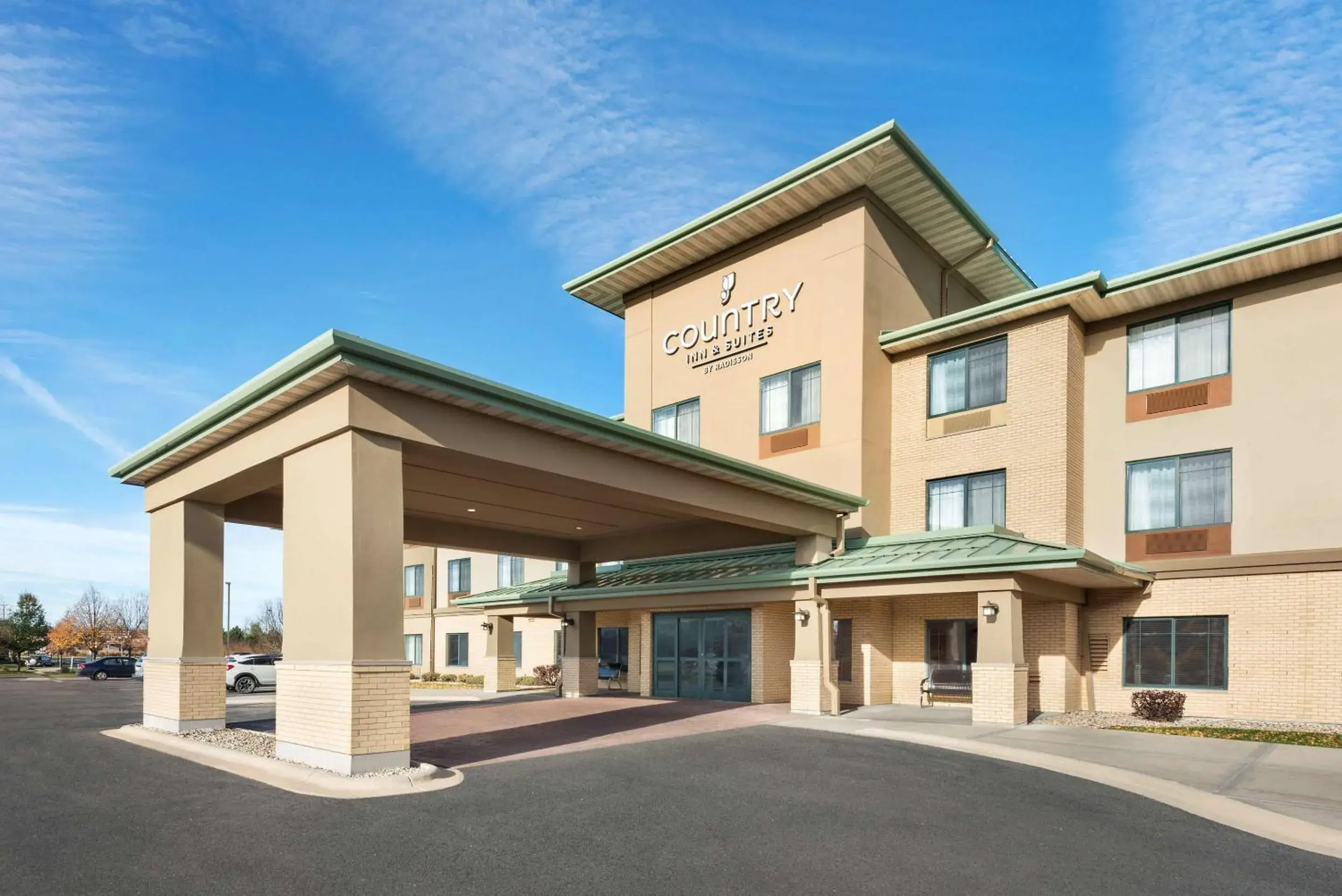 Property building in Country Inn & Suites by Radisson, Madison West, WI Property building in Country Inn & Suites by Radisson, Madison West, WI