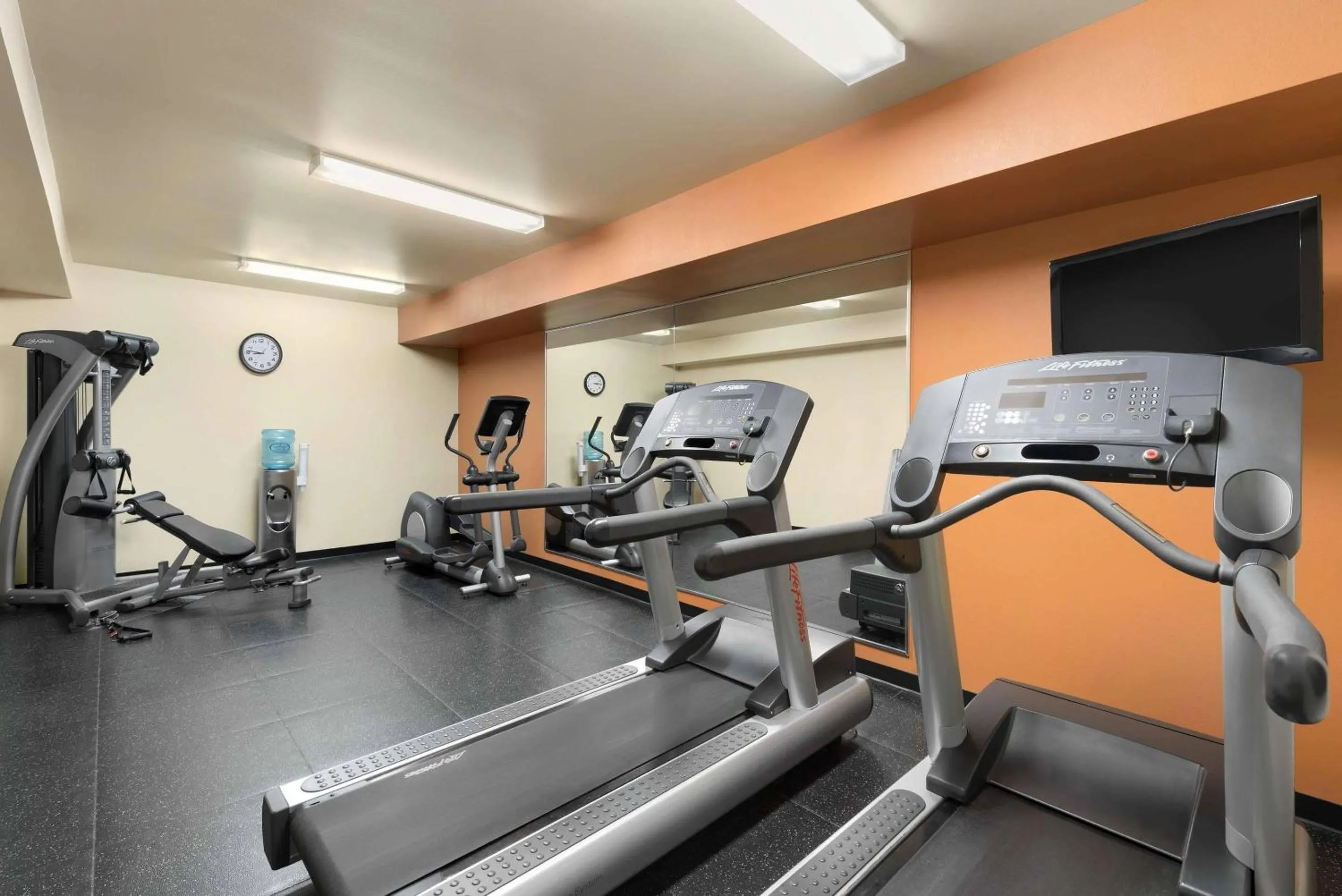 Fitness centre/facilities in Country Inn & Suites by Radisson, Madison West, WI