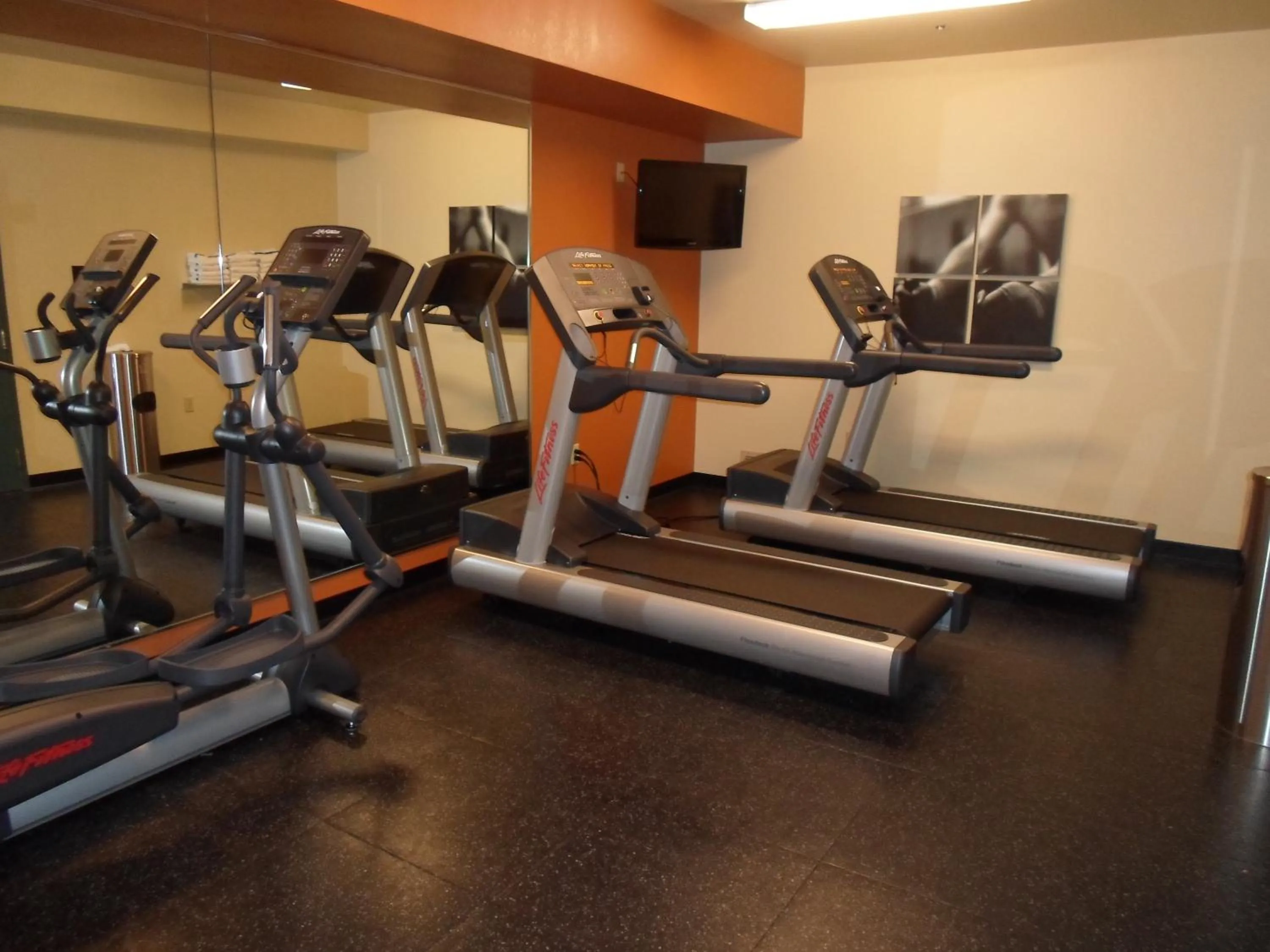 Fitness centre/facilities in Country Inn & Suites by Radisson, Madison West, WI