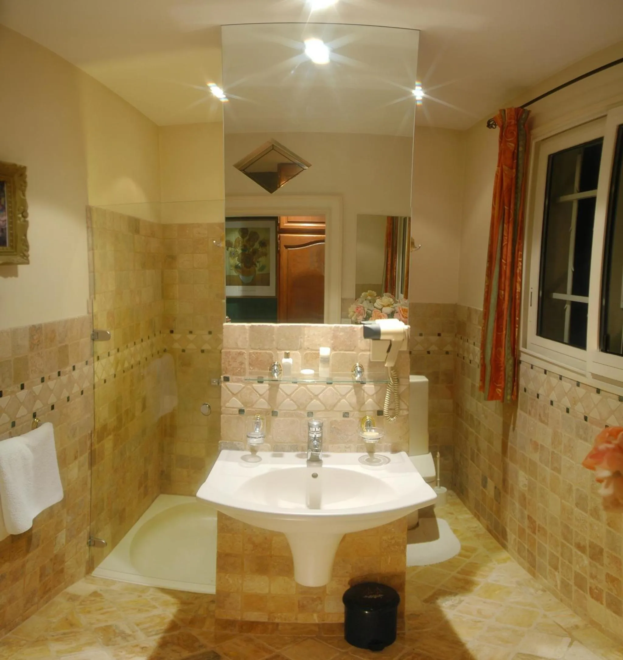 Shower in La Maison de l'Argentier du Roy