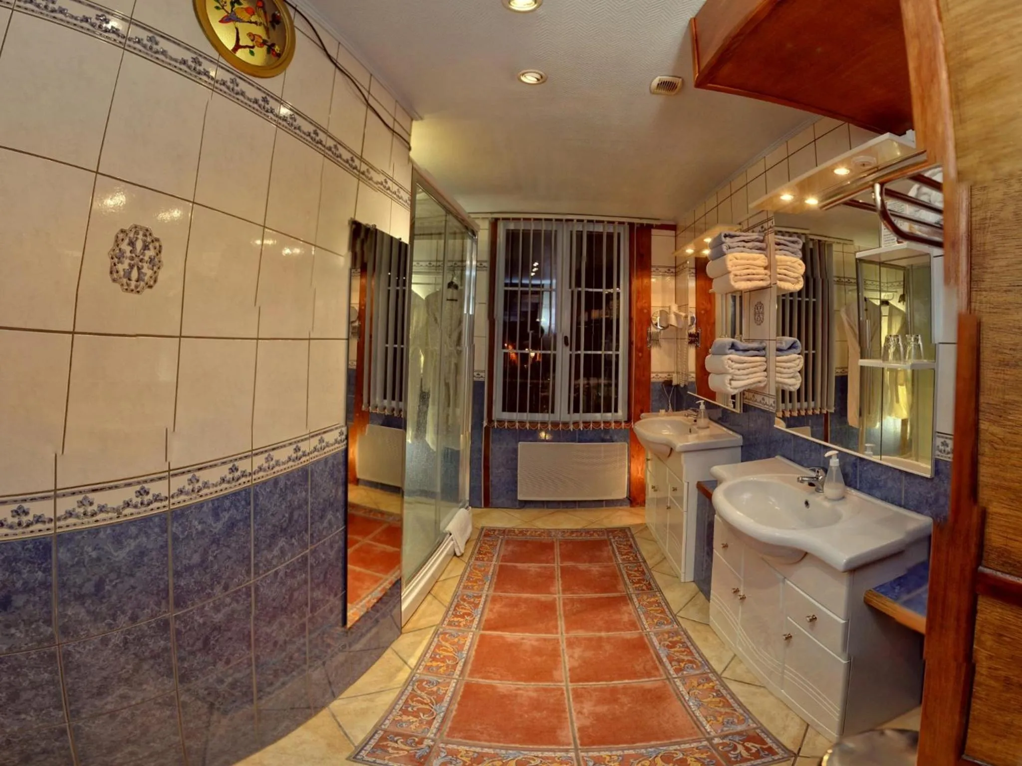 Shower in La Maison de l'Argentier du Roy