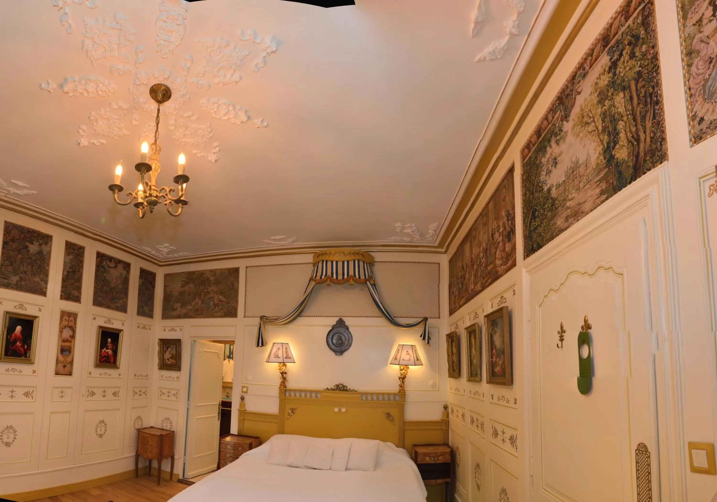 Bed in La Maison de l'Argentier du Roy