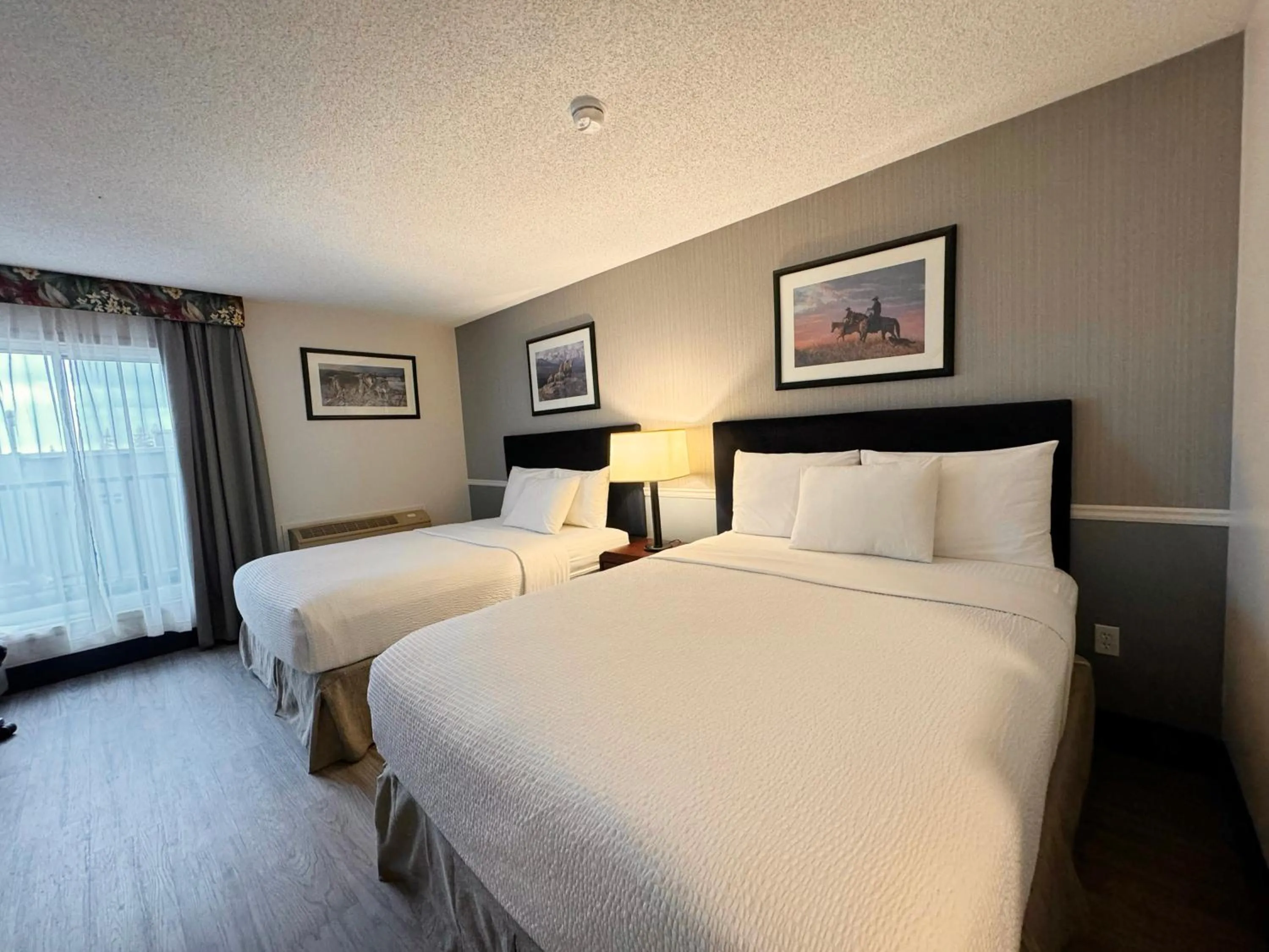 Bed in Divya Sutra Plaza and Conference Centre Calgary Airport