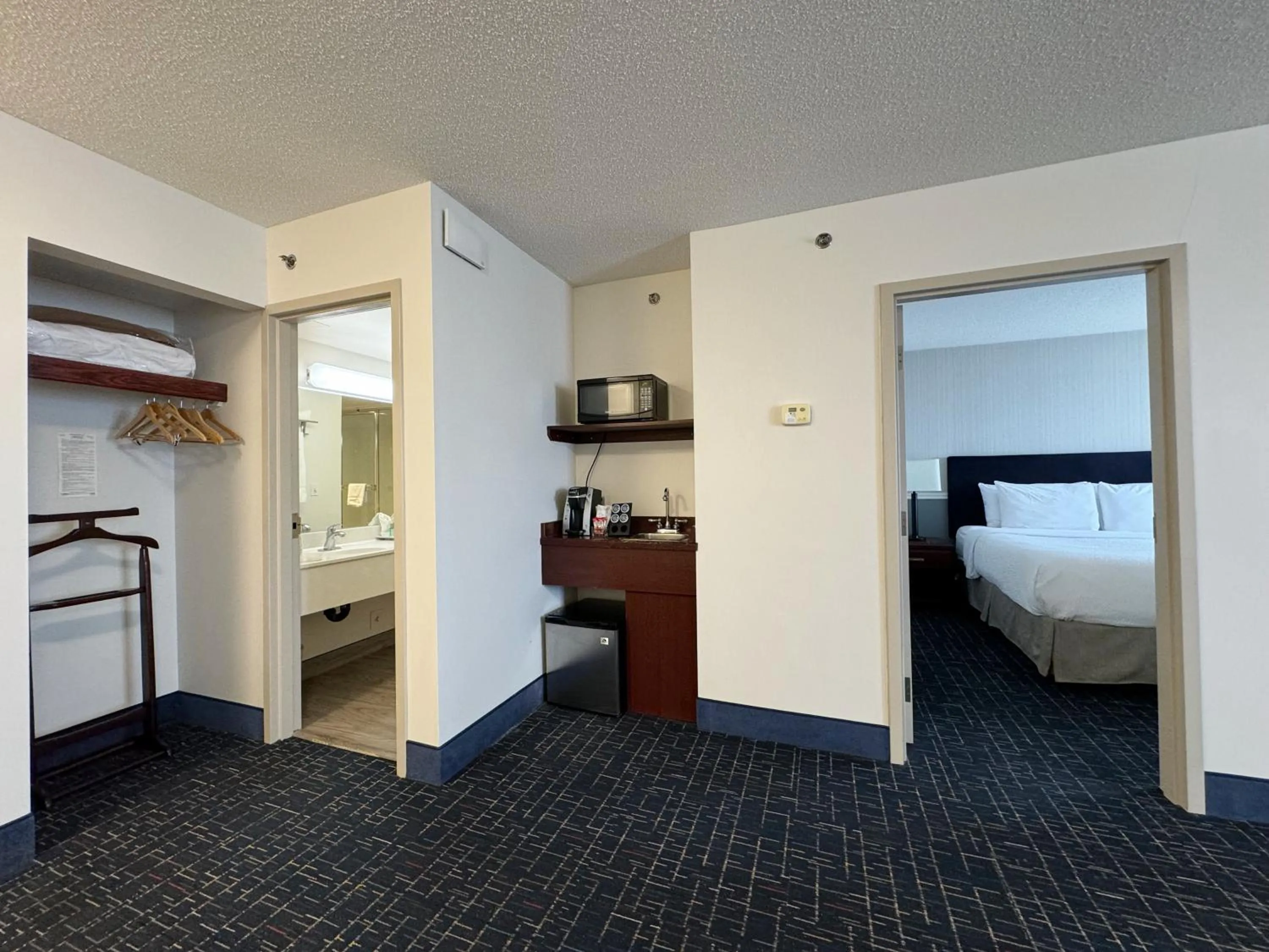 Bed in Divya Sutra Plaza and Conference Centre Calgary Airport
