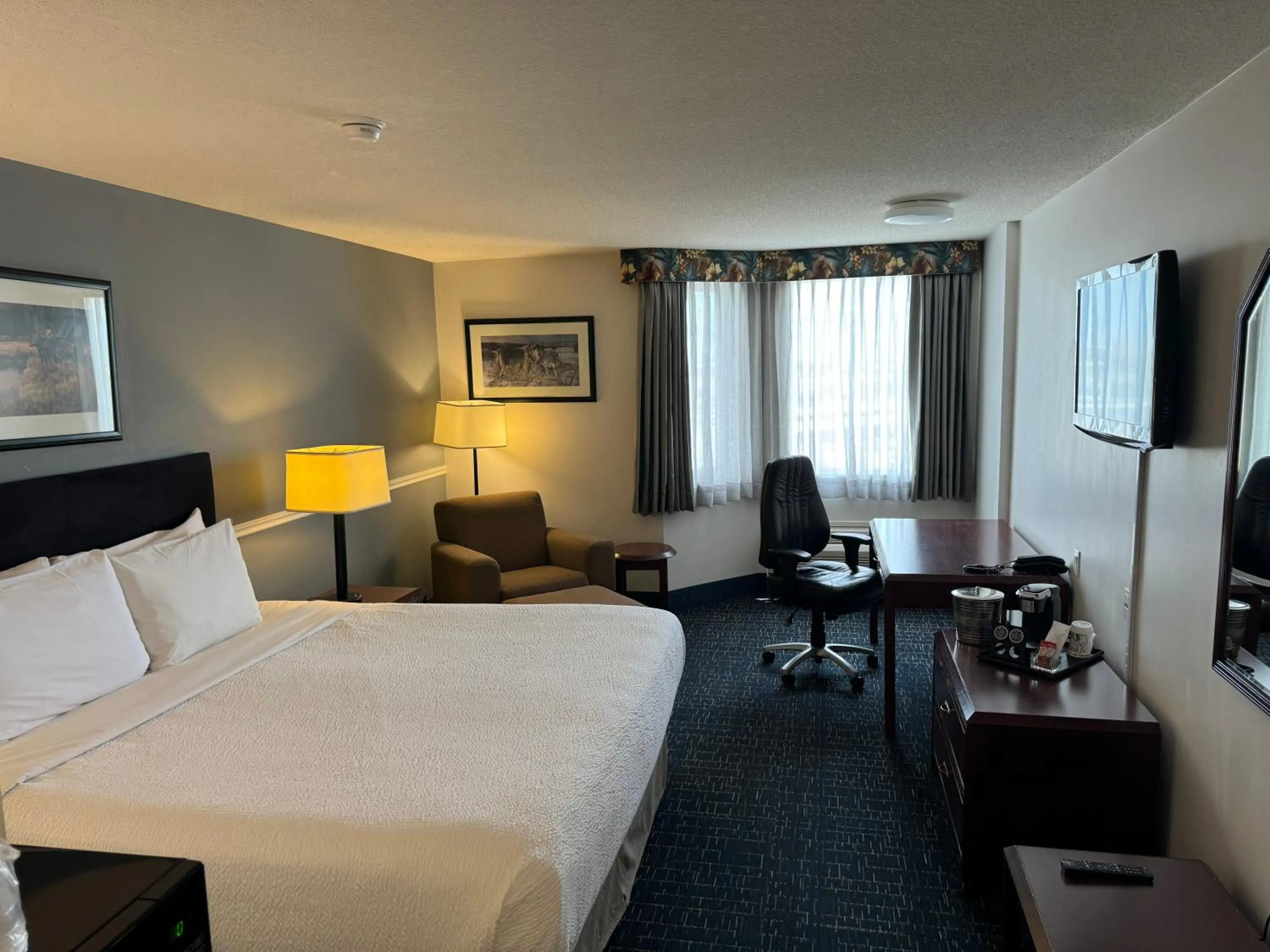 Bed in Divya Sutra Plaza and Conference Centre Calgary Airport