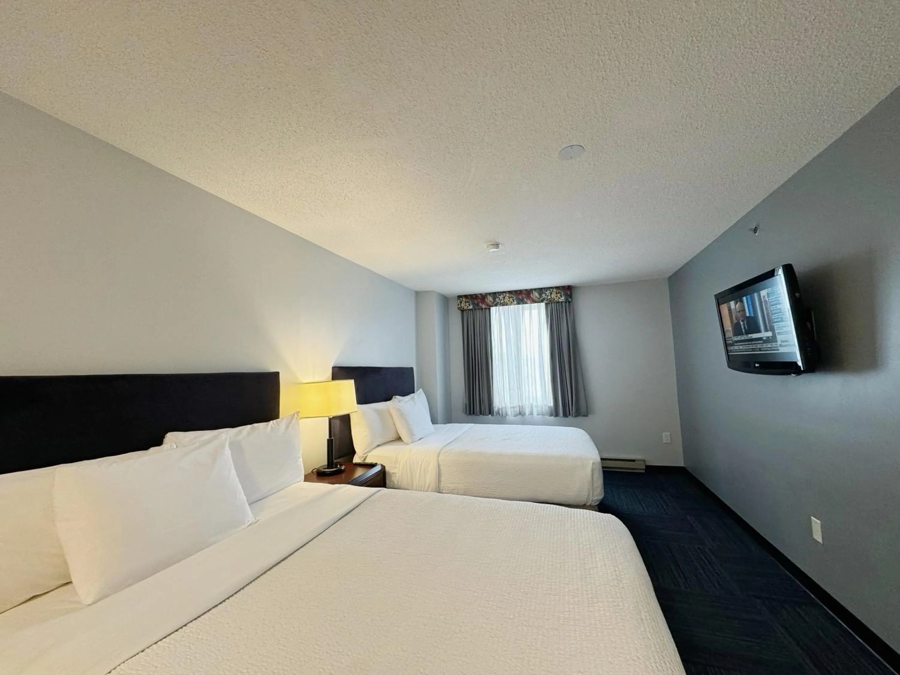 Bed in Divya Sutra Plaza and Conference Centre Calgary Airport