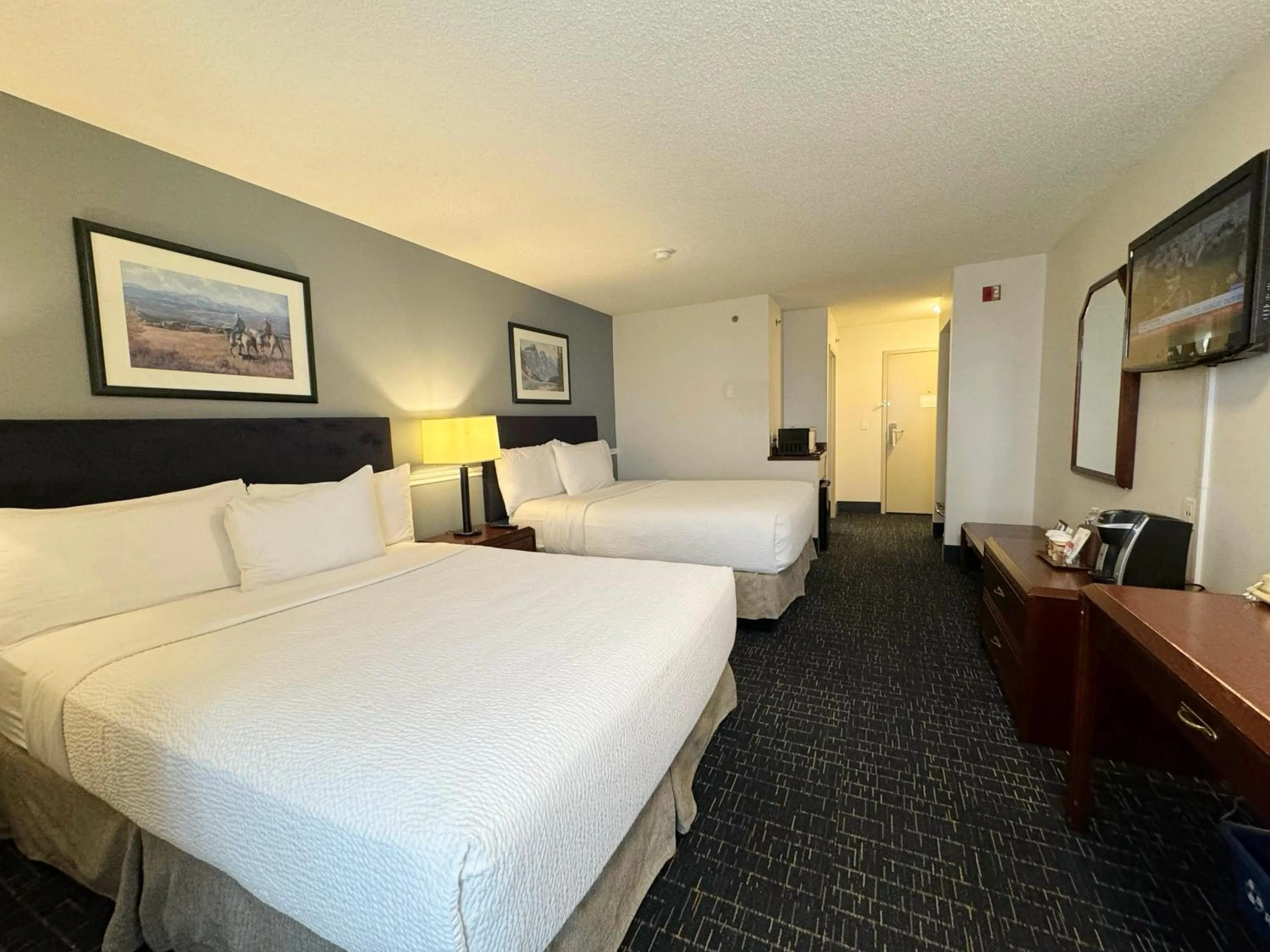 Bed in Divya Sutra Plaza and Conference Centre Calgary Airport
