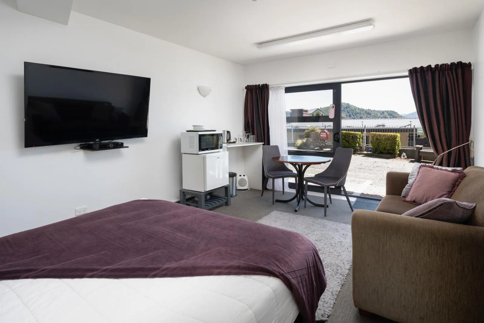 Bed in Harbour View Motel