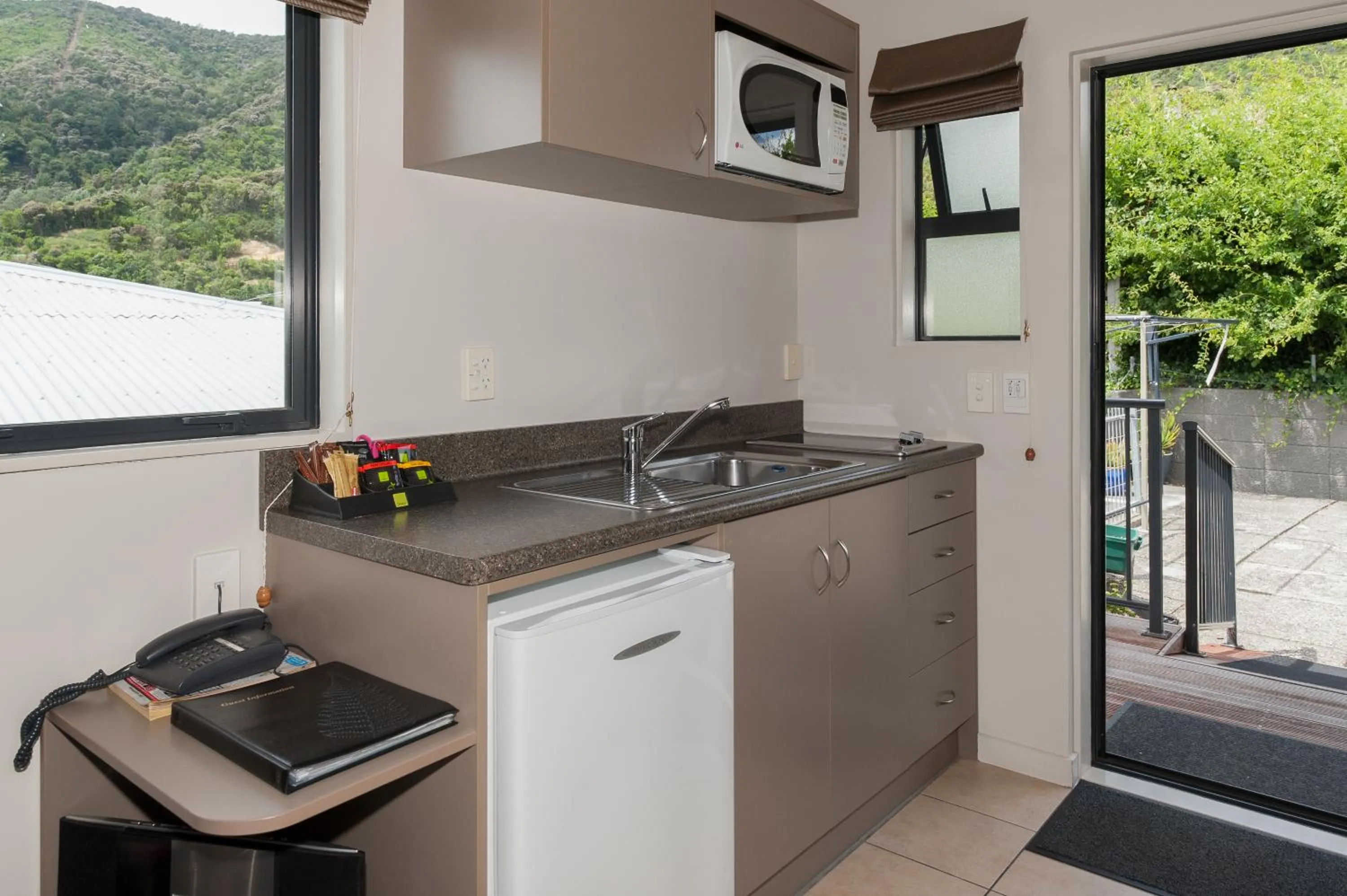 Kitchen or kitchenette in Harbour View Motel