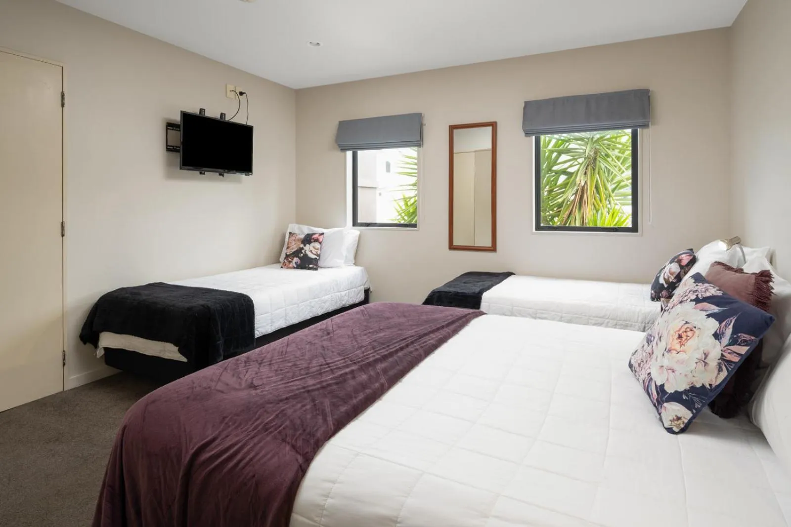 Bed in Harbour View Motel