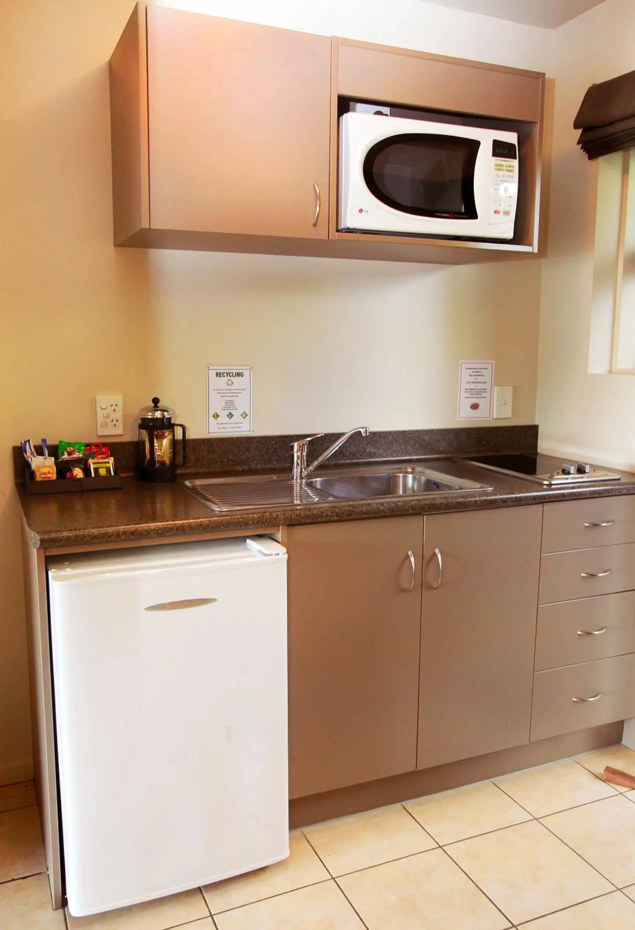 Kitchen or kitchenette in Harbour View Motel Kitchen or kitchenette in Harbour View Motel