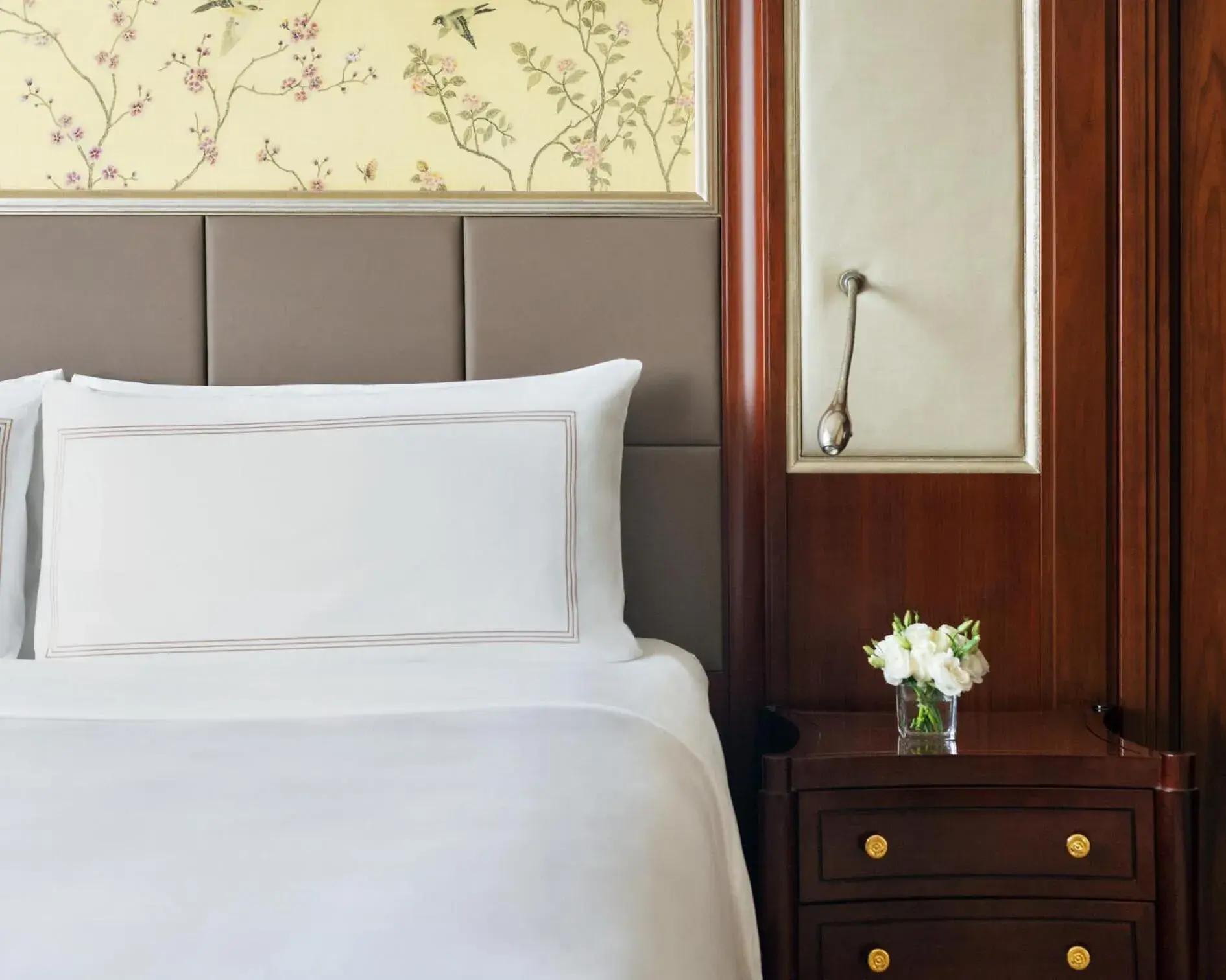 Bed in Shangri-La Ningbo - The Three Rivers Intersection Bed in Shangri-La Ningbo - The Three Rivers Intersection