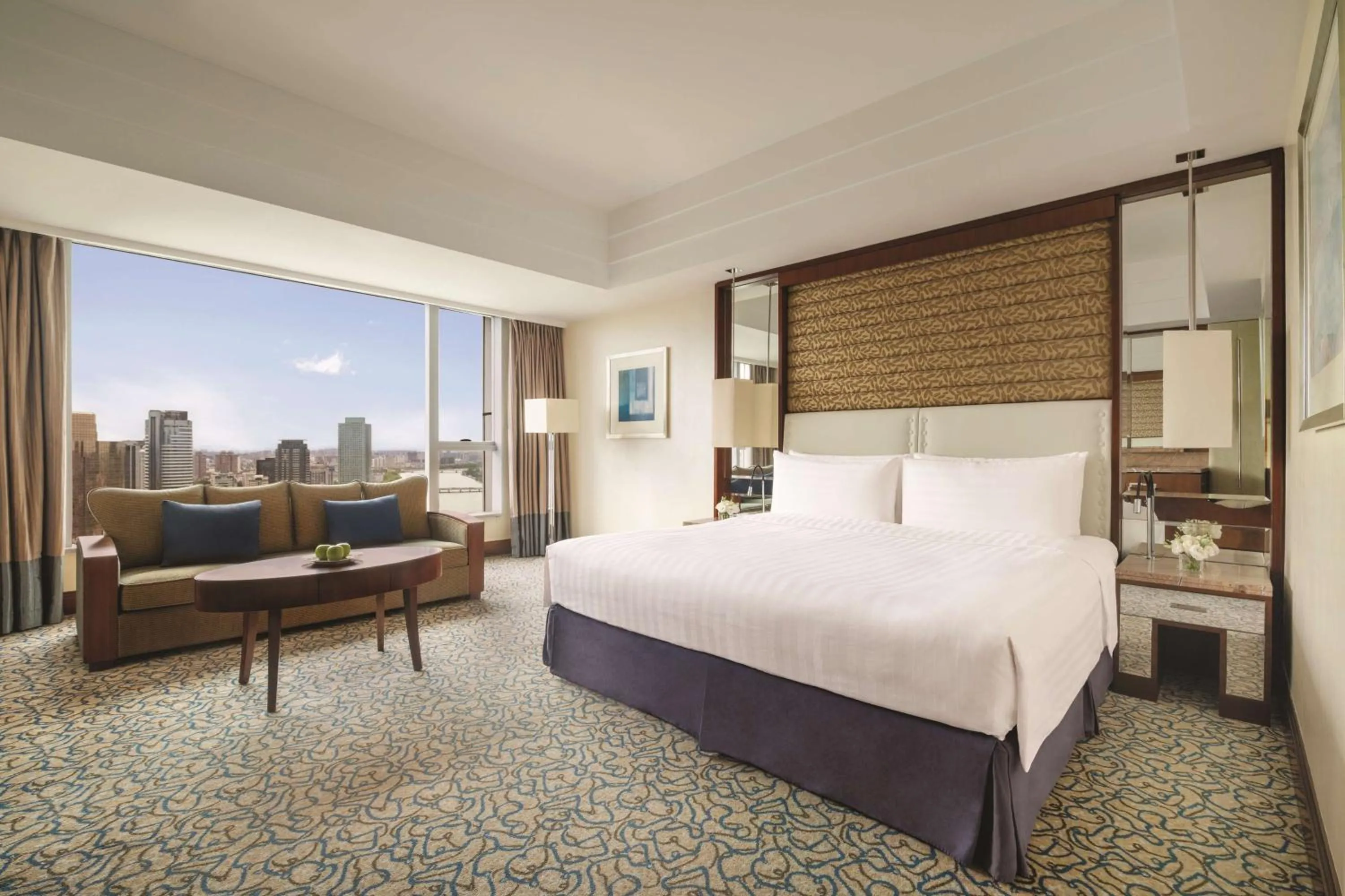 Photo of the whole room, Bed in Shangri-La Ningbo - The Three Rivers Intersection