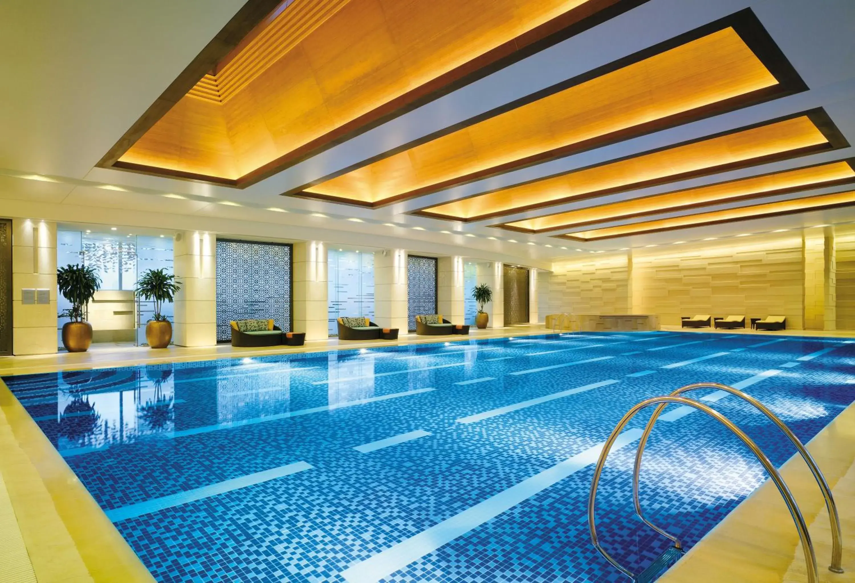 Swimming pool in Shangri-La Ningbo - The Three Rivers Intersection Swimming pool in Shangri-La Ningbo - The Three Rivers Intersection
