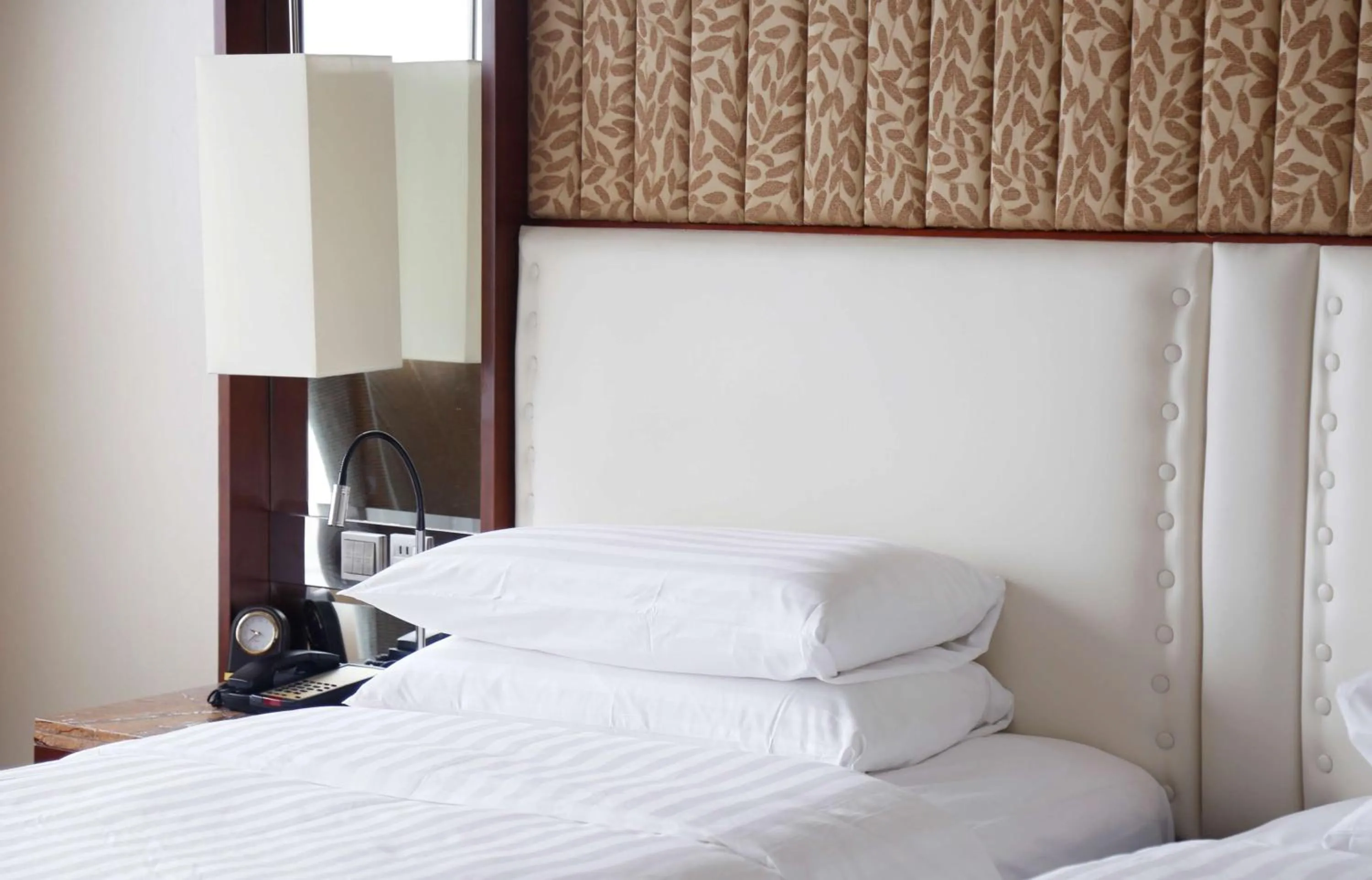 Photo of the whole room, Bed in Shangri-La Ningbo - The Three Rivers Intersection