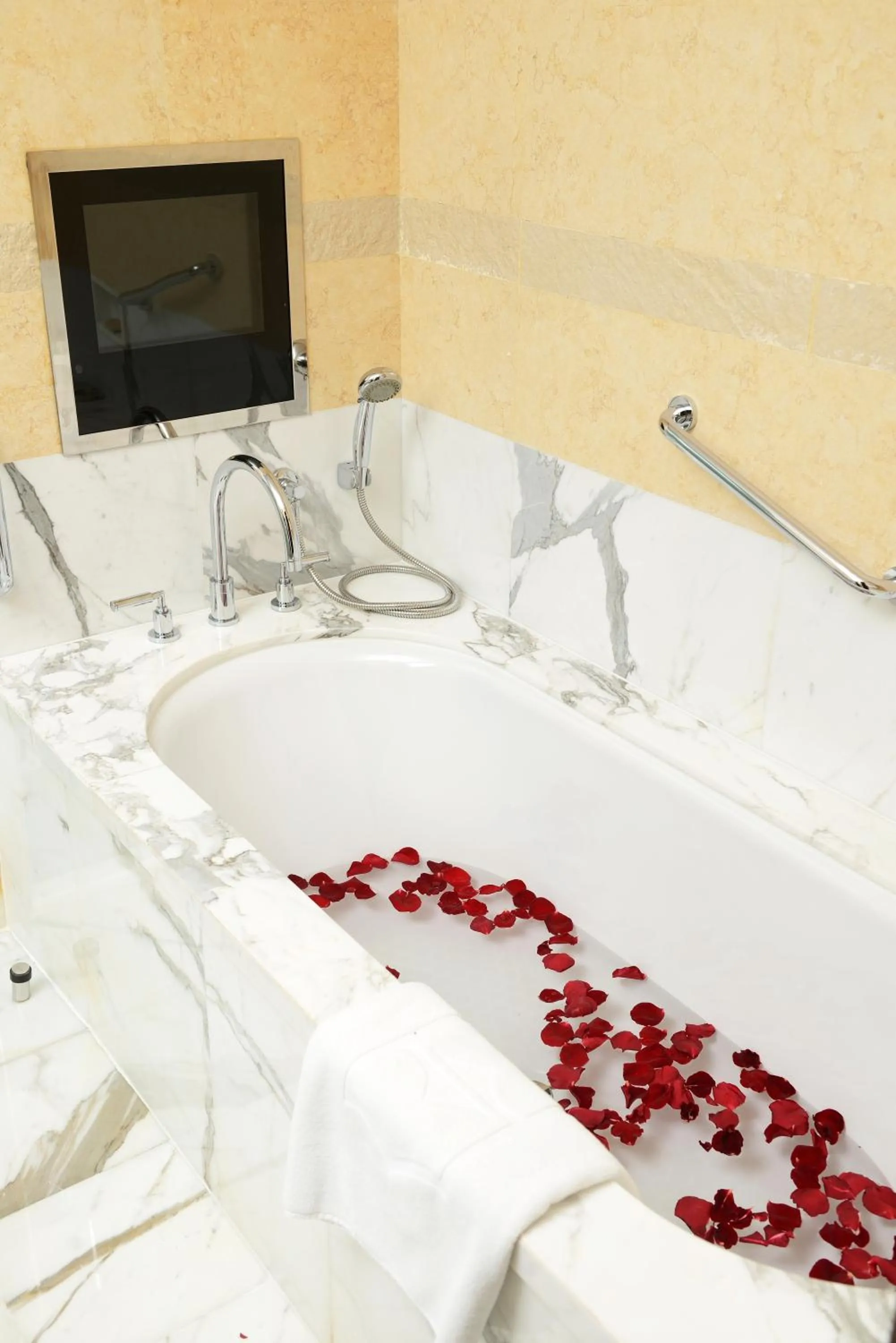 Hot Tub, Bed in Shangri-La Ningbo - The Three Rivers Intersection