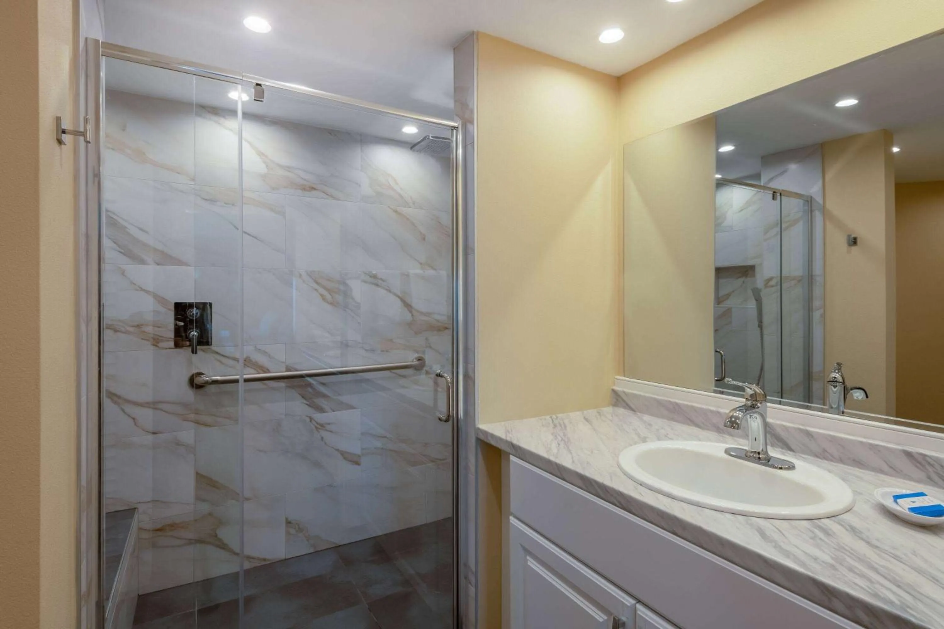 TV and multimedia in Safety Harbor Resort & Spa Trademark Collection by Wyndham