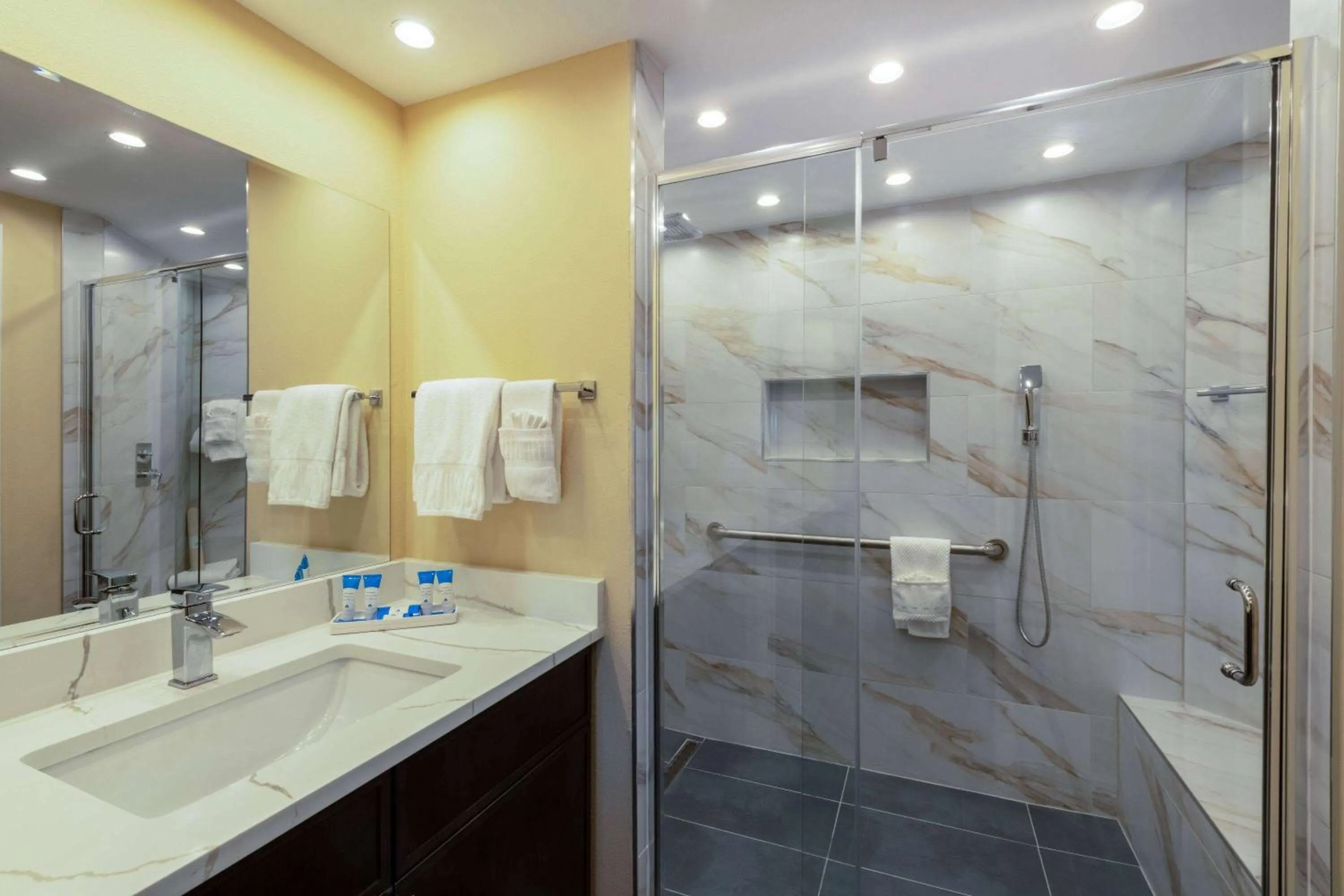 TV and multimedia in Safety Harbor Resort & Spa Trademark Collection by Wyndham