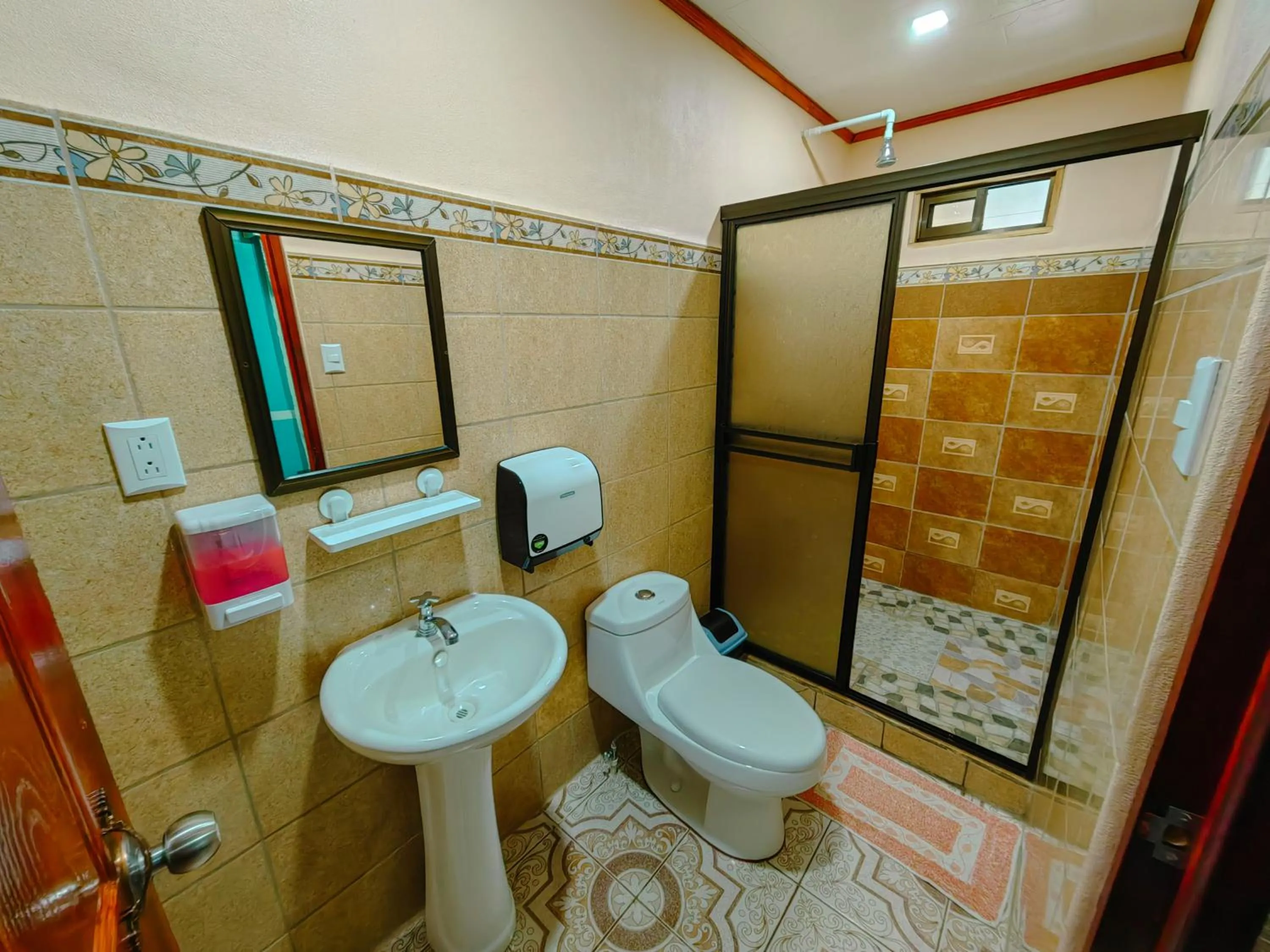 Shower in Hotel Casa Gitana Corcovado Tour operador