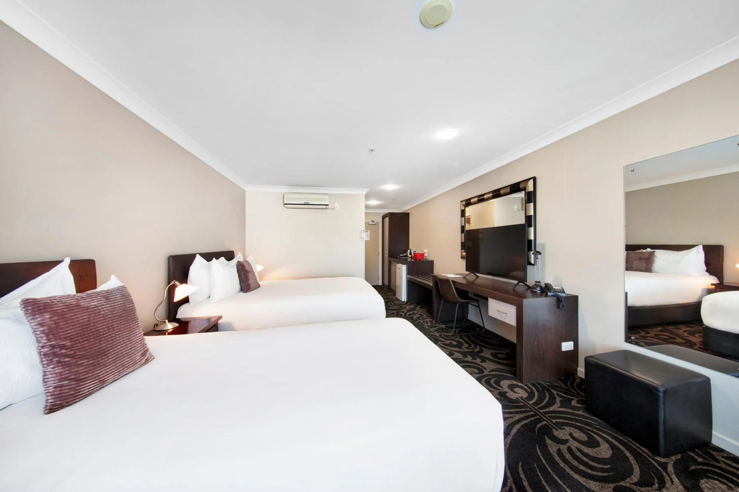 TV and multimedia, Bed in Millennium Hotel New Plymouth, Waterfront