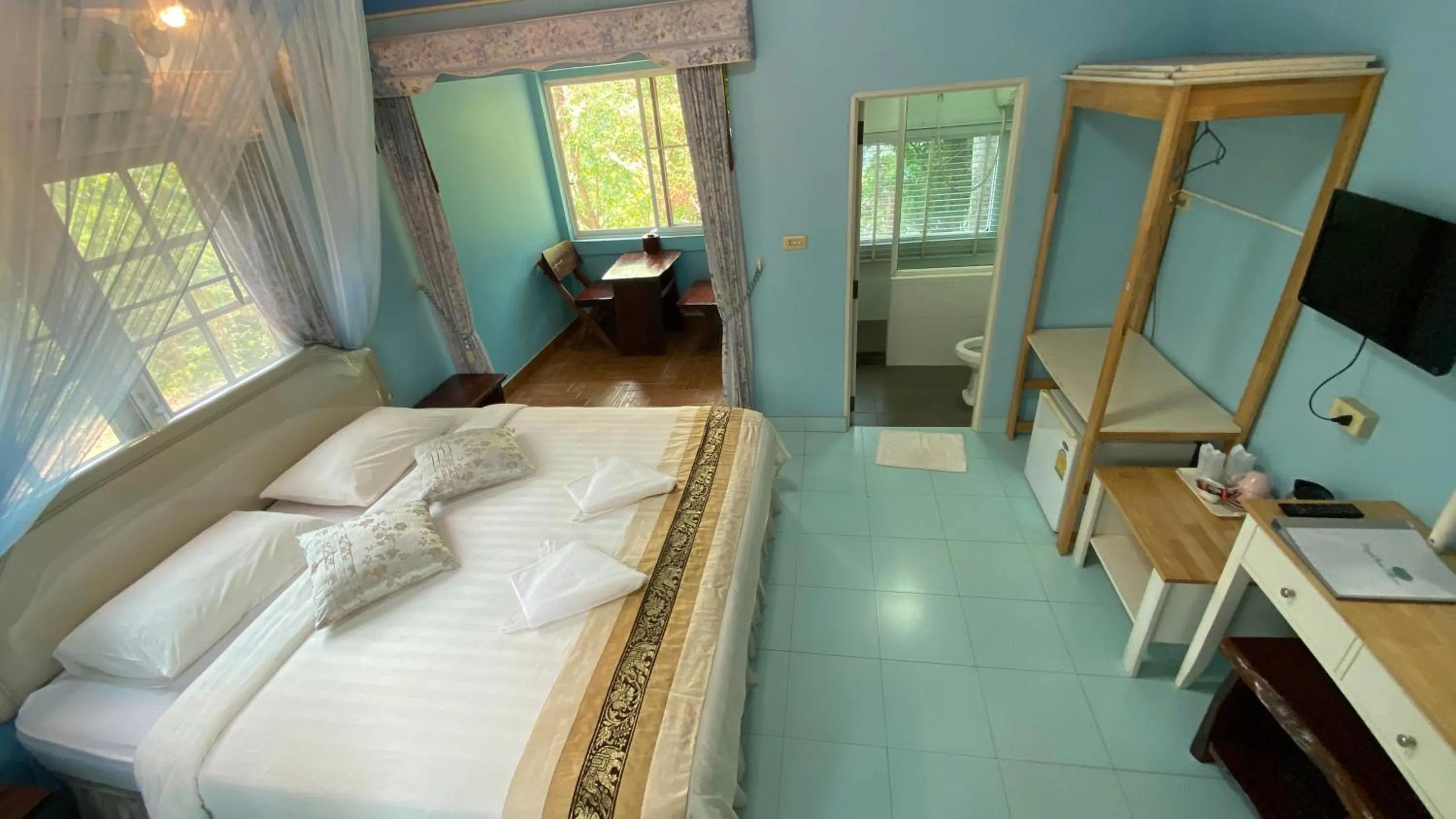 Photo of the whole room, Bed in Saiyok River House