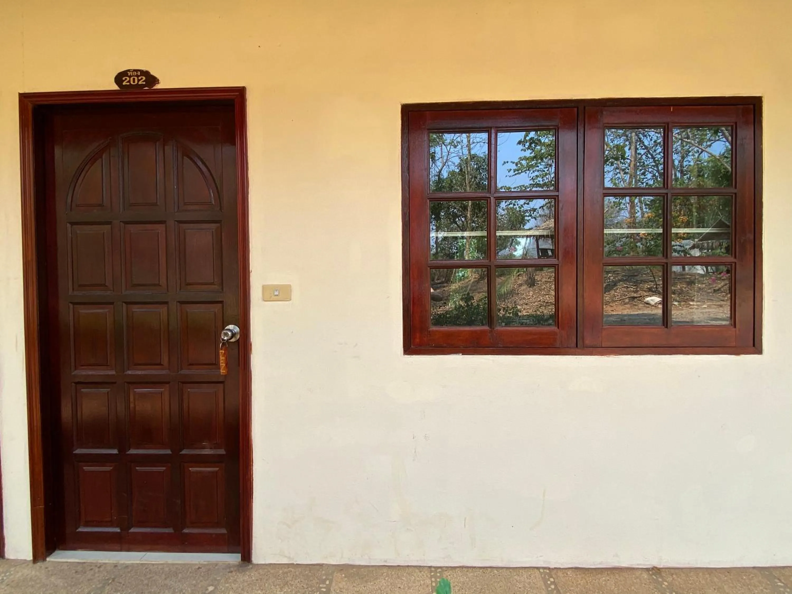 Facade/entrance in Saiyok River House