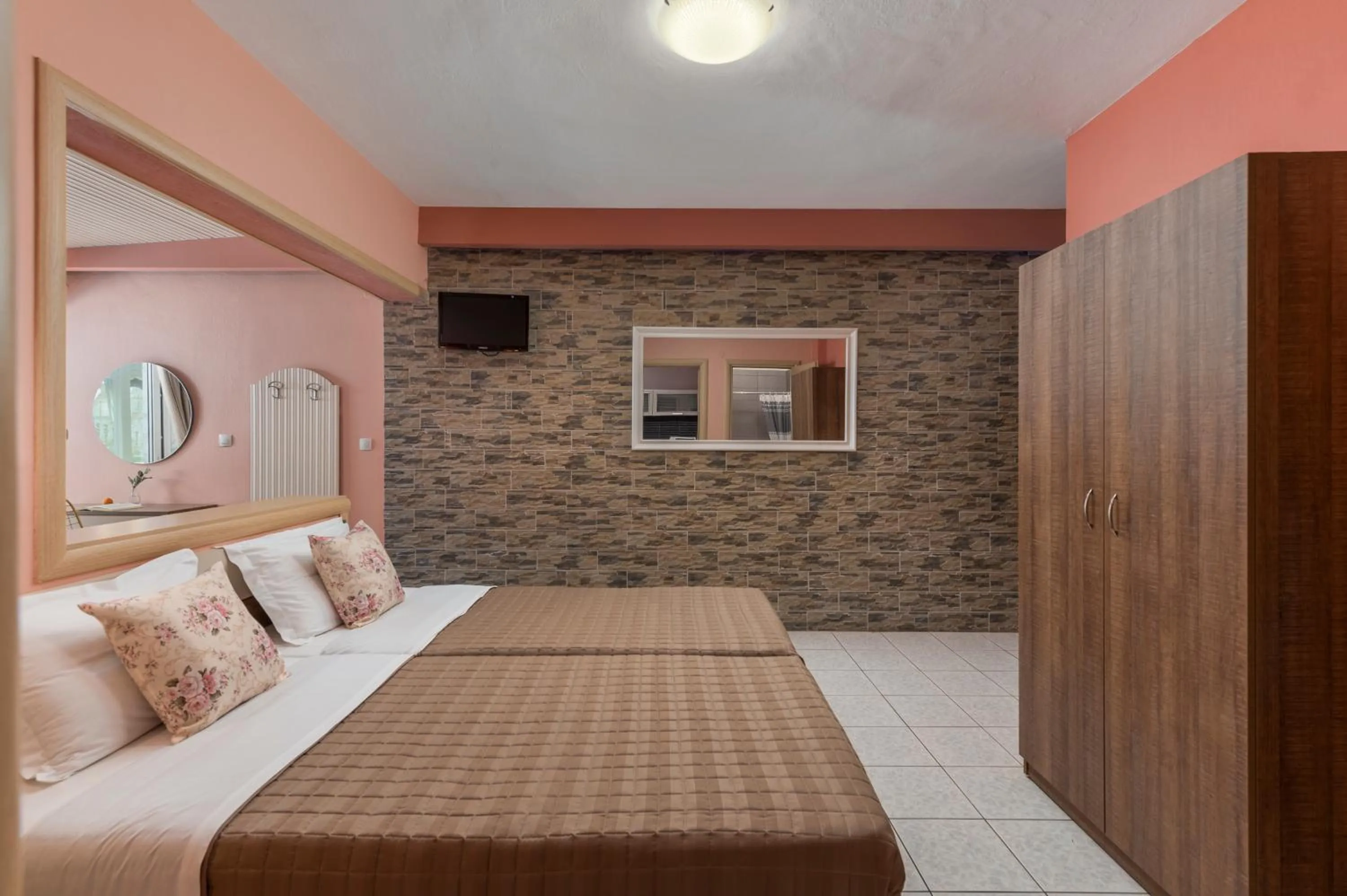 Photo of the whole room, Bed in Ouzas luxury Hotel