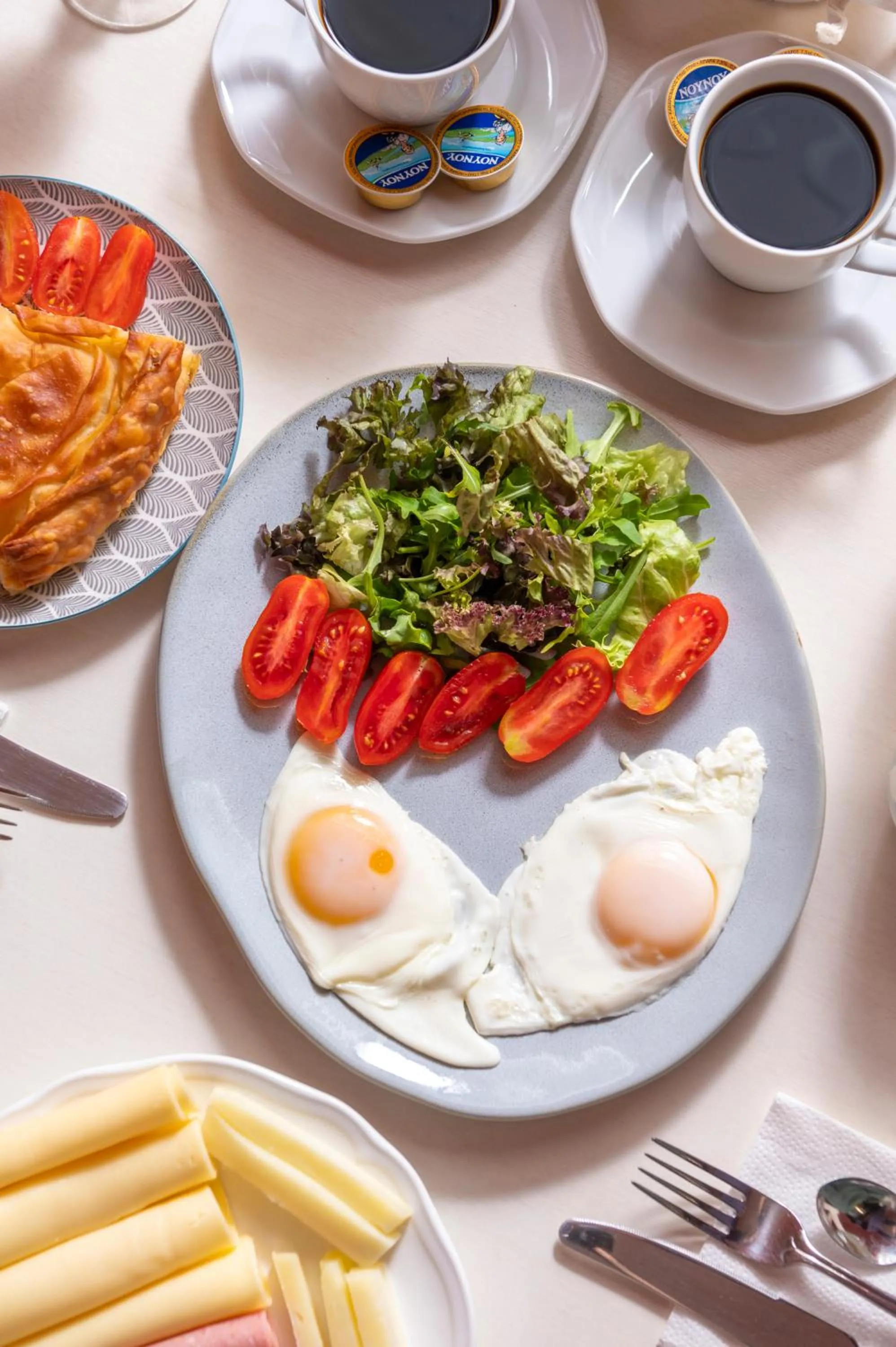 Restaurant/places to eat in Ouzas luxury Hotel