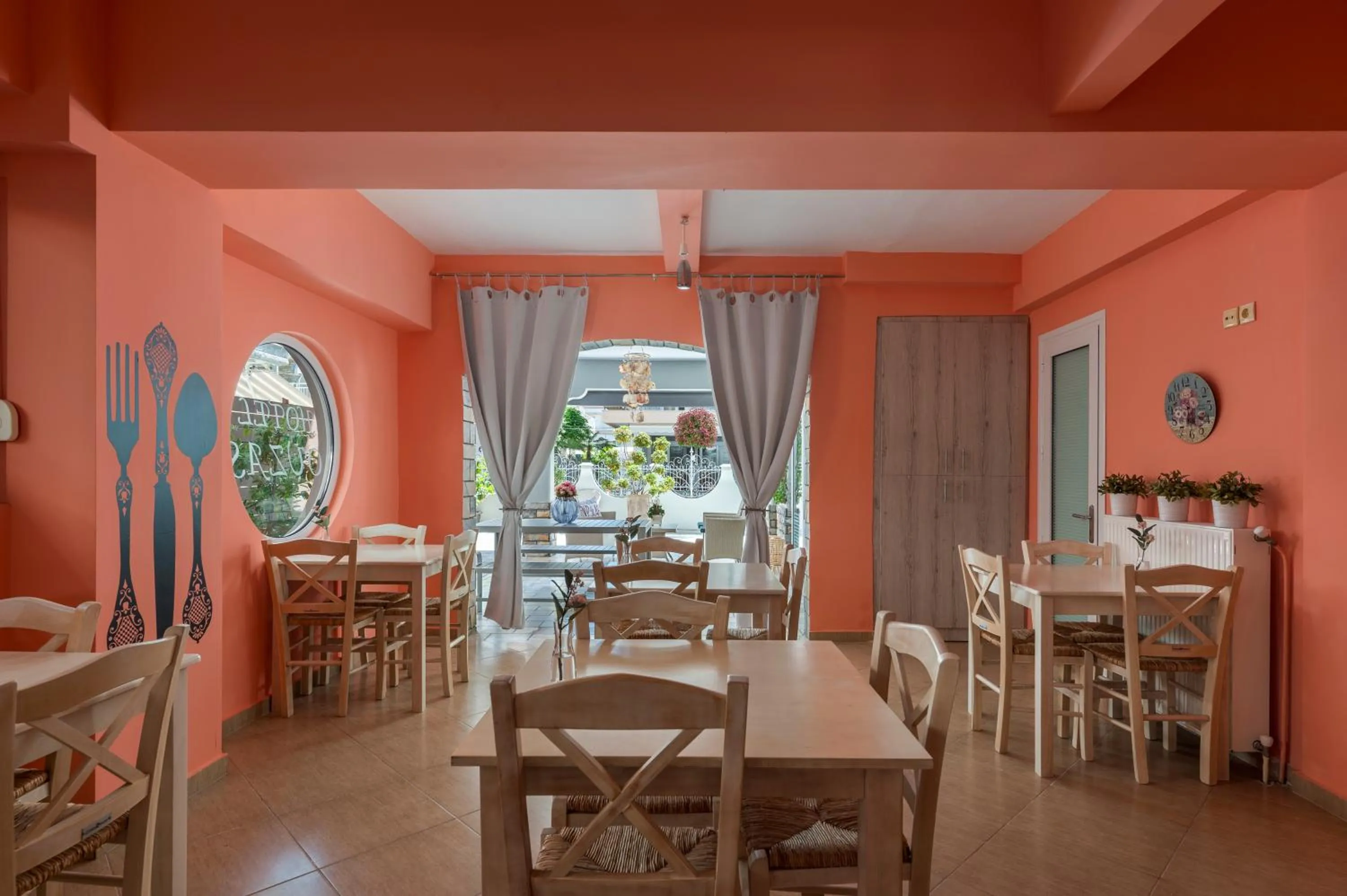 Restaurant/places to eat in Ouzas luxury Hotel