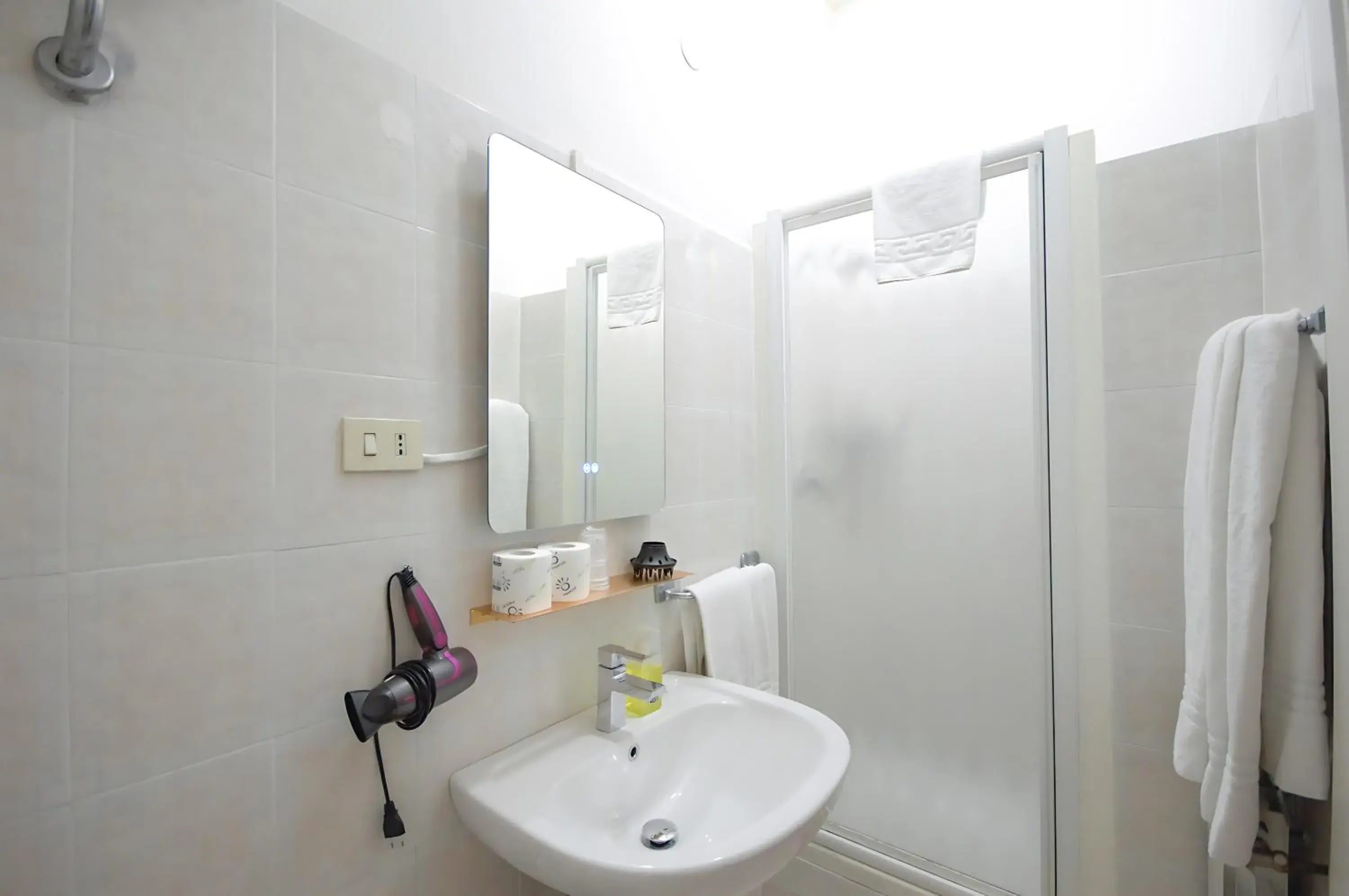 Triple Room with Private Bathroom in Hotel Alexis Triple Room with Private Bathroom in Hotel Alexis