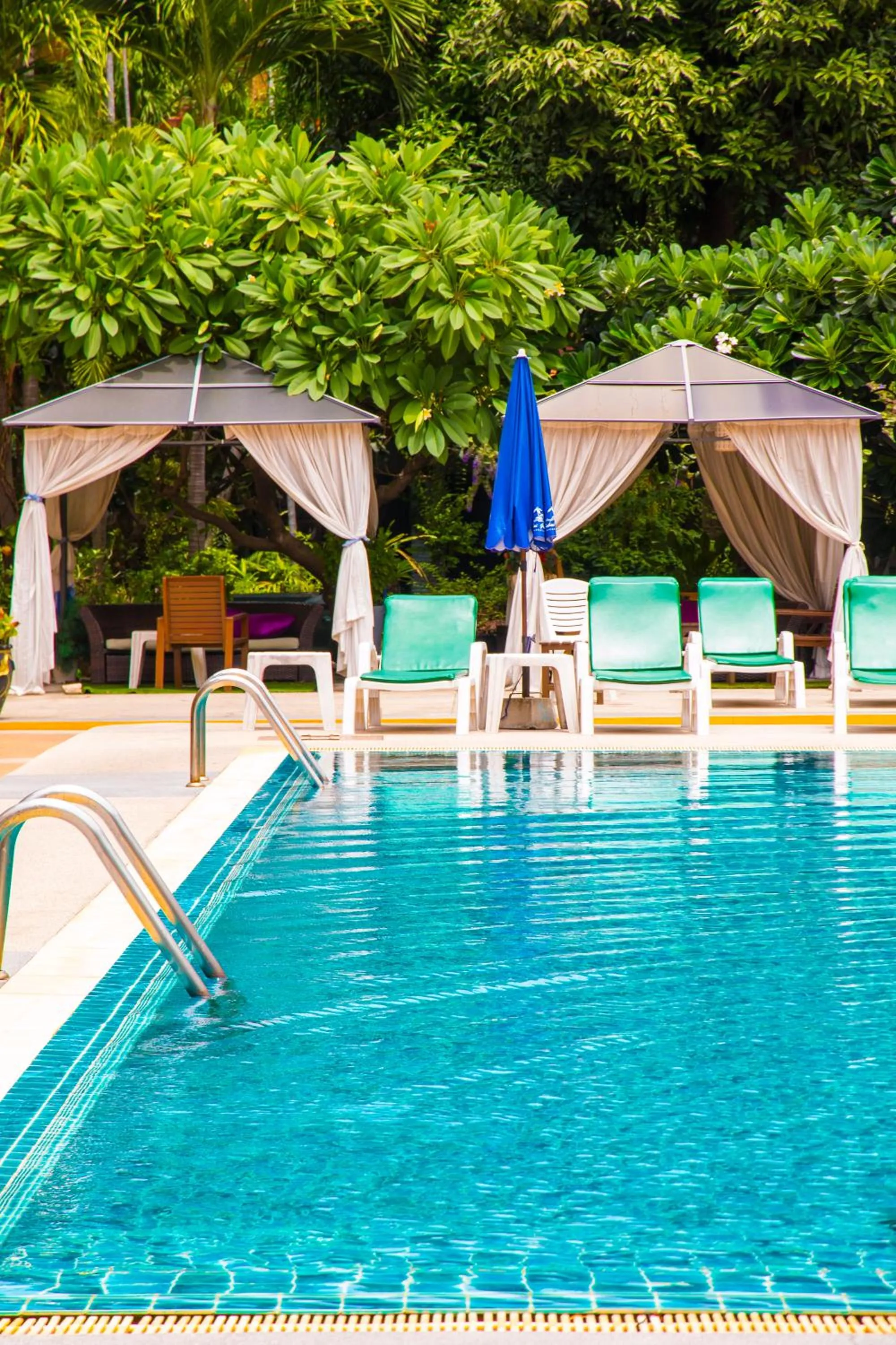 Swimming pool in S Lodge Pattaya formally Sabai Lodge