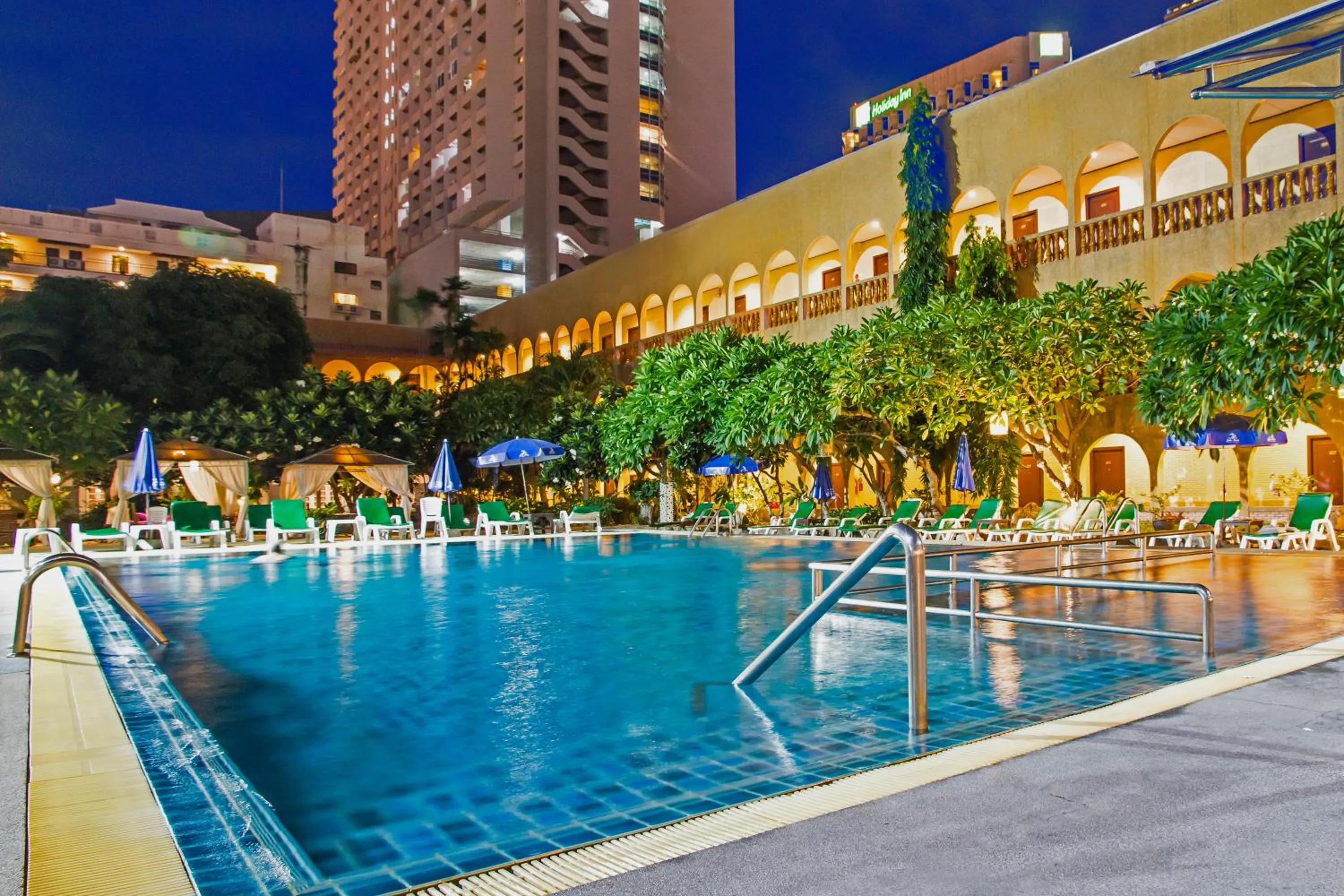 Swimming pool in S Lodge Pattaya formally Sabai Lodge