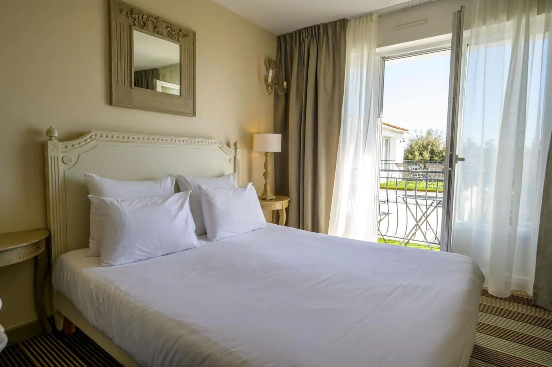 Bed in Hôtel Le Martray