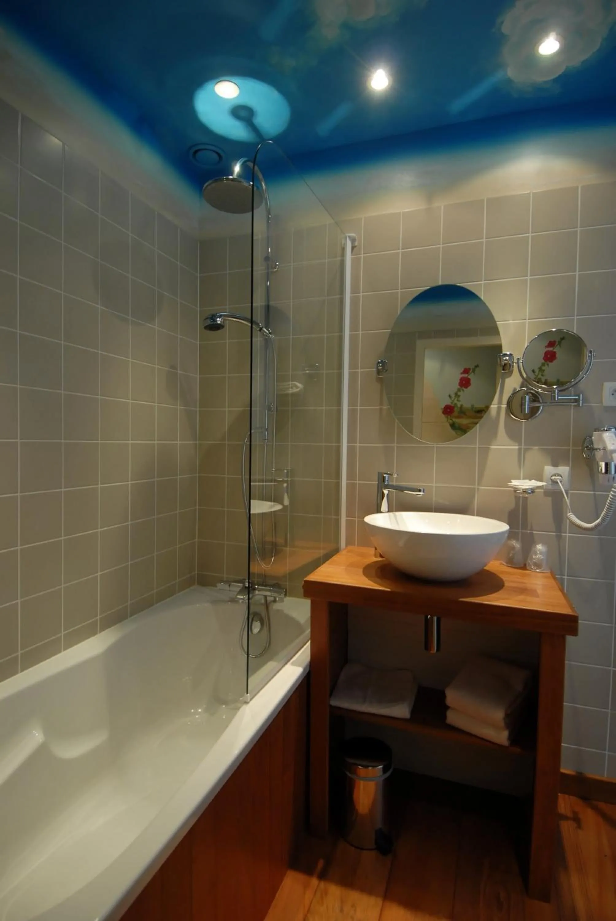 Bathroom in Hôtel Le Martray