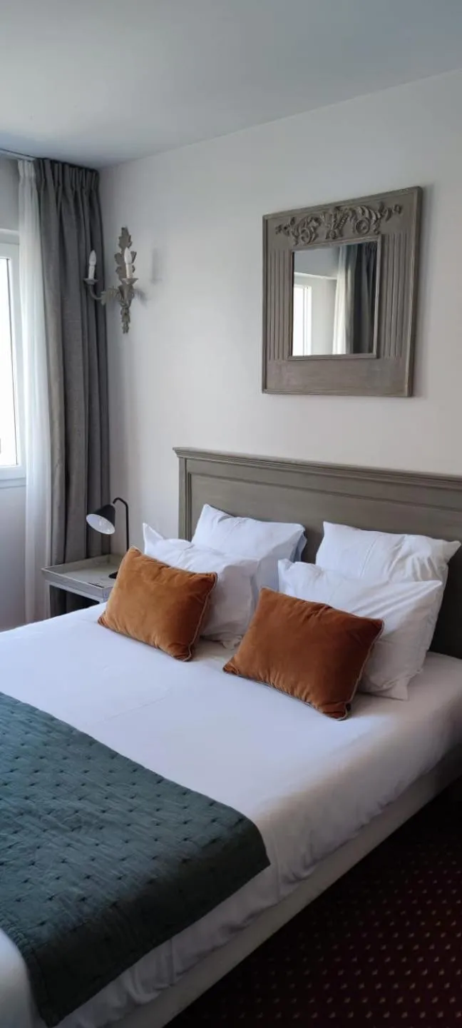 Bed in Hôtel Le Martray
