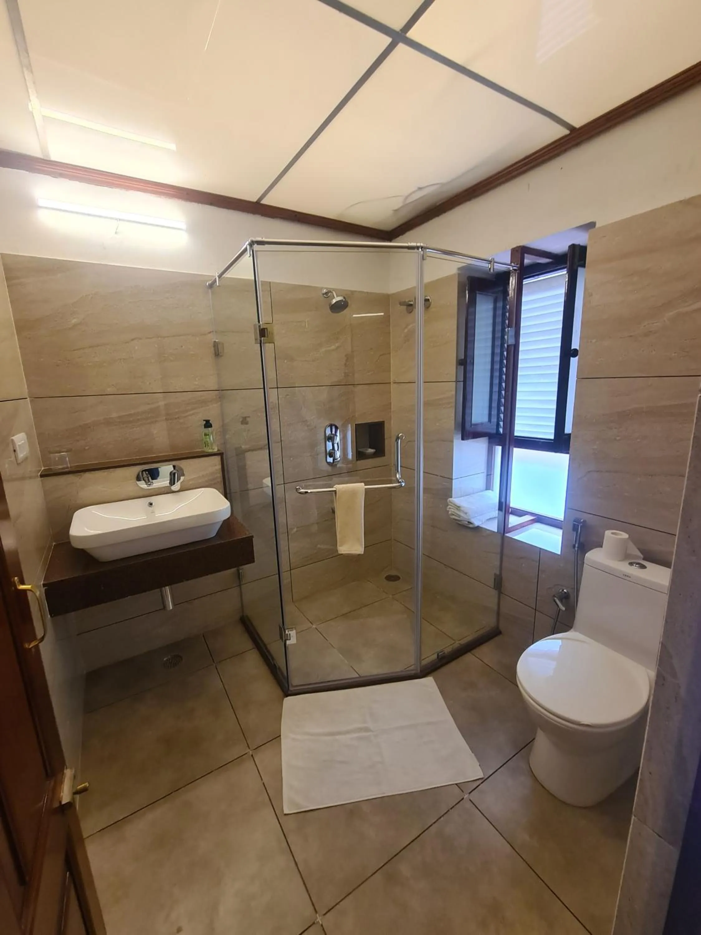 Shower in Kesar Bhawan Palace