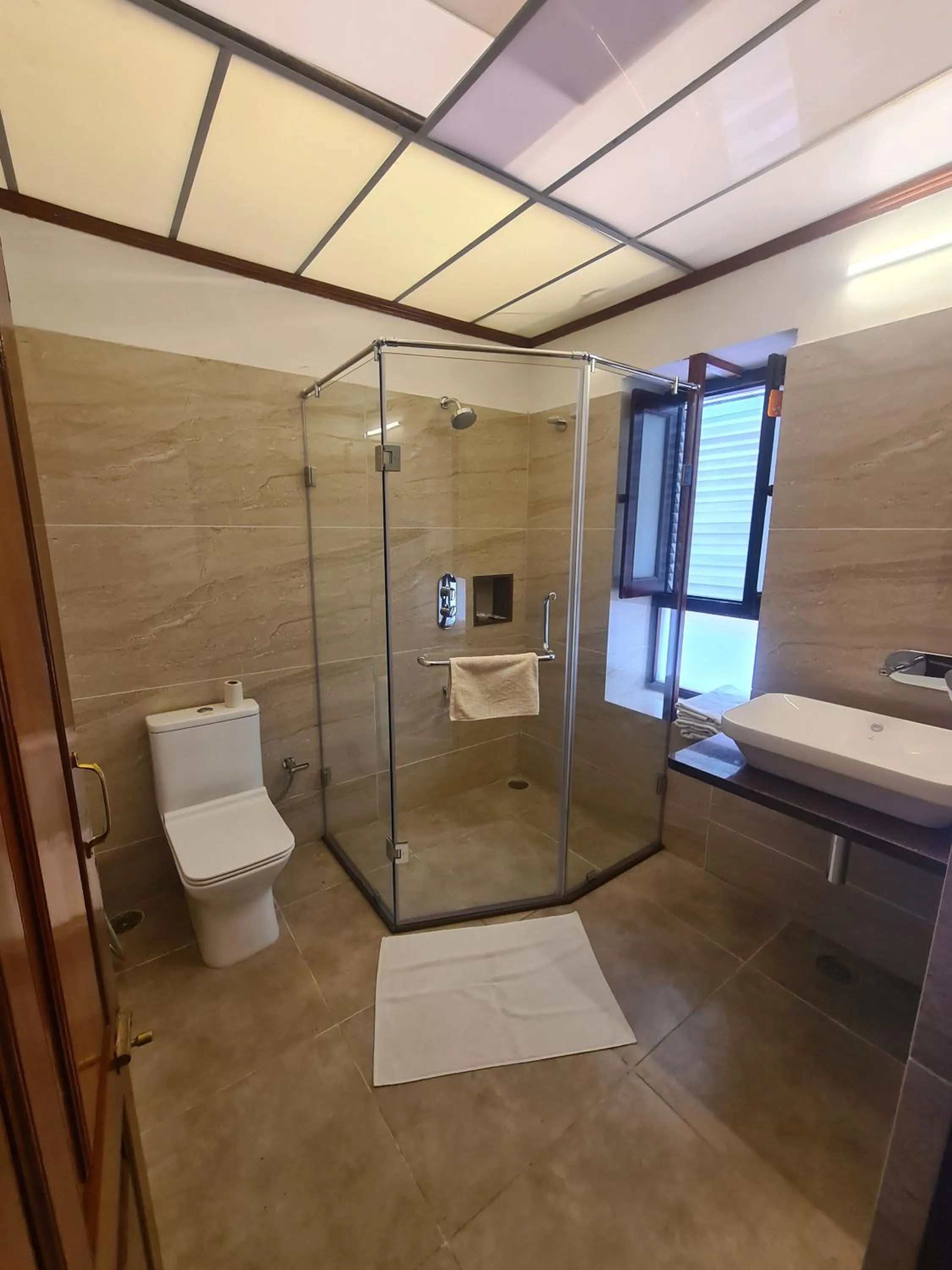 Shower in Kesar Bhawan Palace