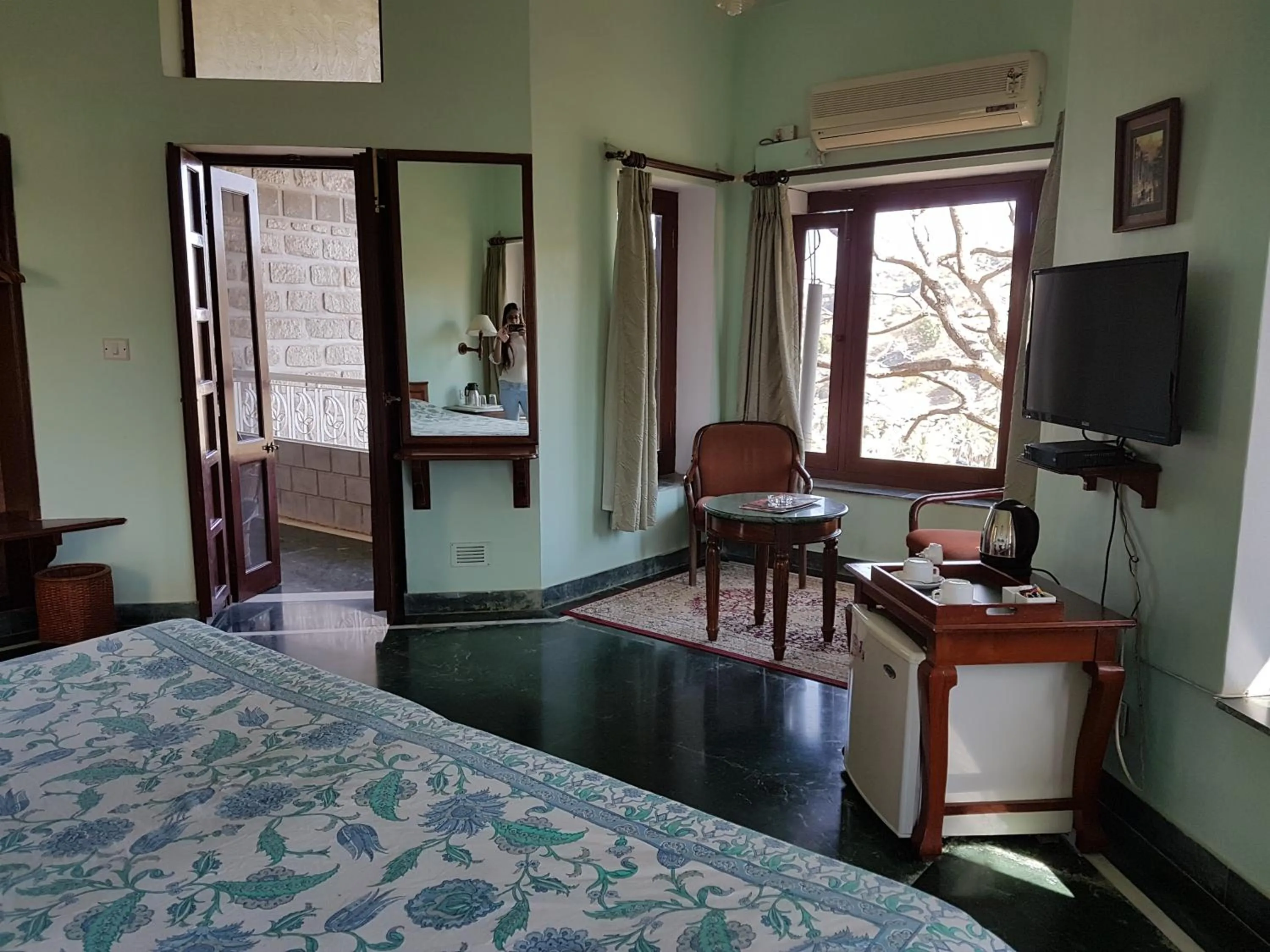 Seating area, Bed in Kesar Bhawan Palace